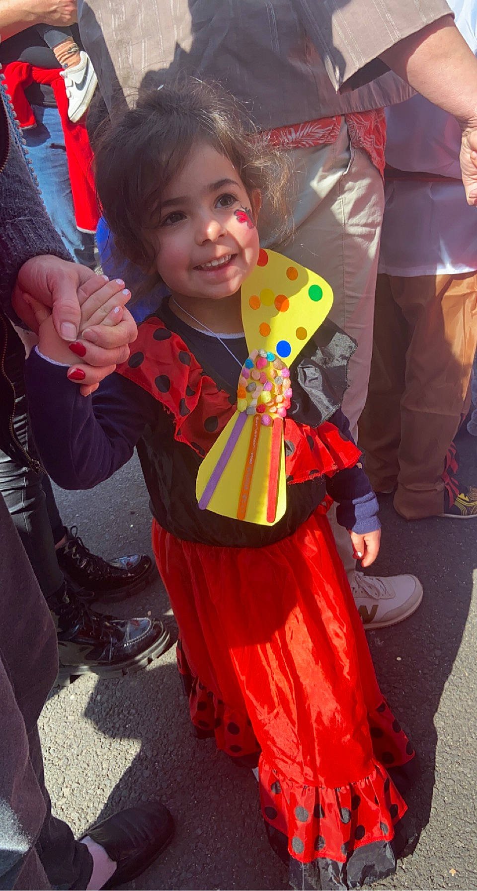 Lisa Maria participe au concours pour gagner de l'argent avec cette photo : child, costume, event, eye, face, facial_expression, fashion_design, formal_wear, fun, happy, head, jewellery, joy, necklace, person, public_event, sandal, skin, smile, temple