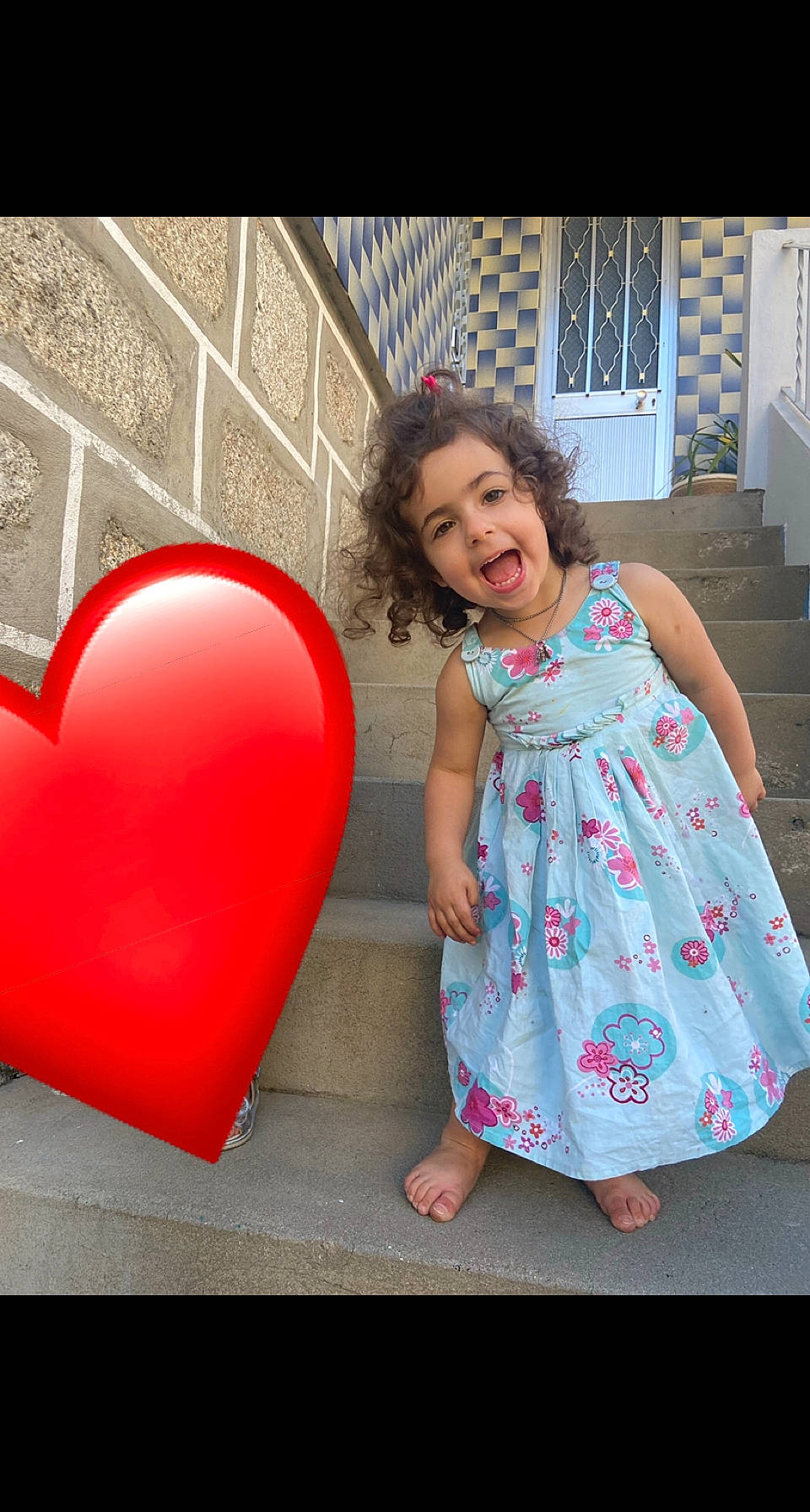 Lisa Maria a rejoint le concours — aidez-le/la à gagner de superbes lots ! baby_toddler_clothing, day_dress, dress, facial_expression, fashion, flash_photography, happy, human_body, leg, line, magenta, one_piece_garment, organ, person, pink, red, skin, sleeve, smile, toddler