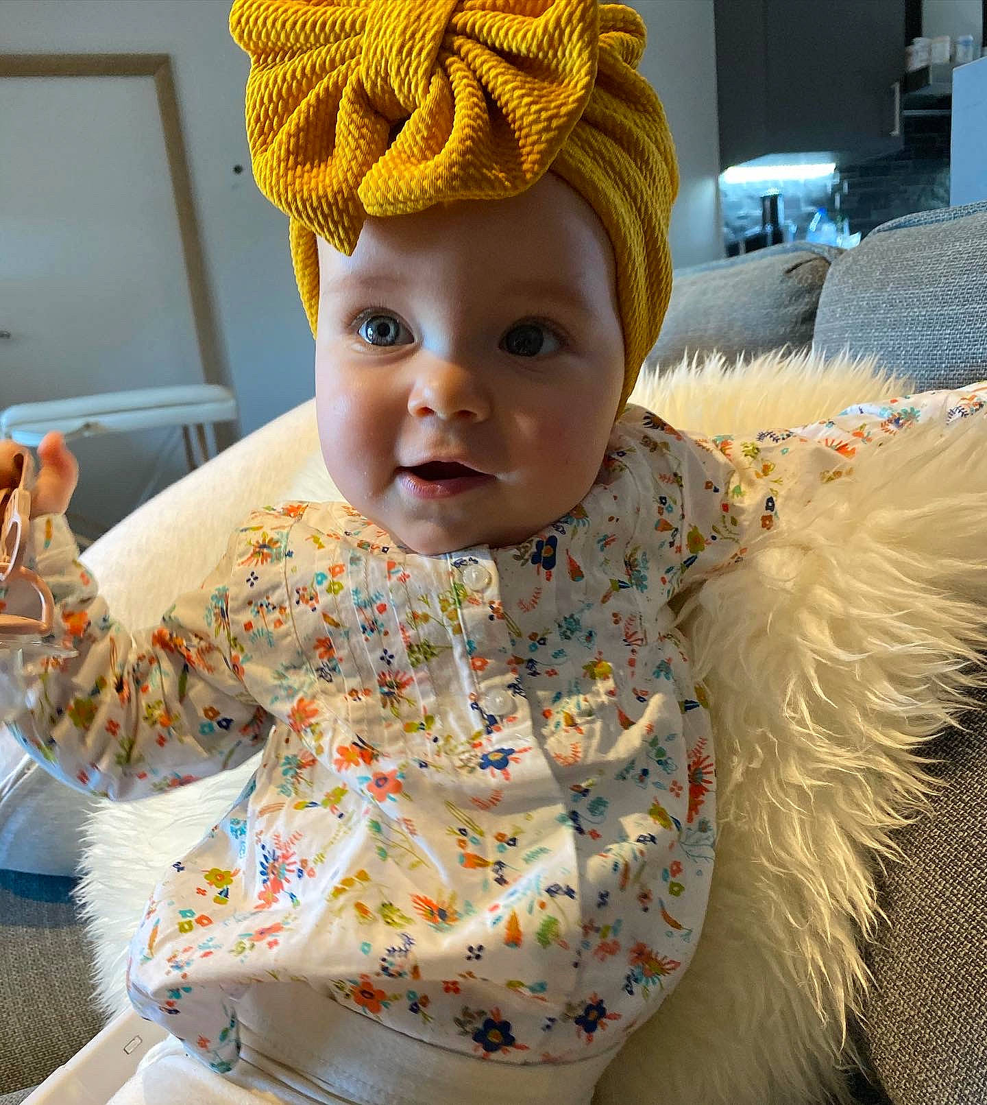 Mira a rejoint le concours — aidez-le/la à gagner de superbes lots ! baby, baby_toddler_clothing, cap, cheek, child, costume_hat, fashion_accessory, fun, fur, happy, knit_cap, organ, pattern, person, room, sitting, sleeve, toddler, wool, woolen