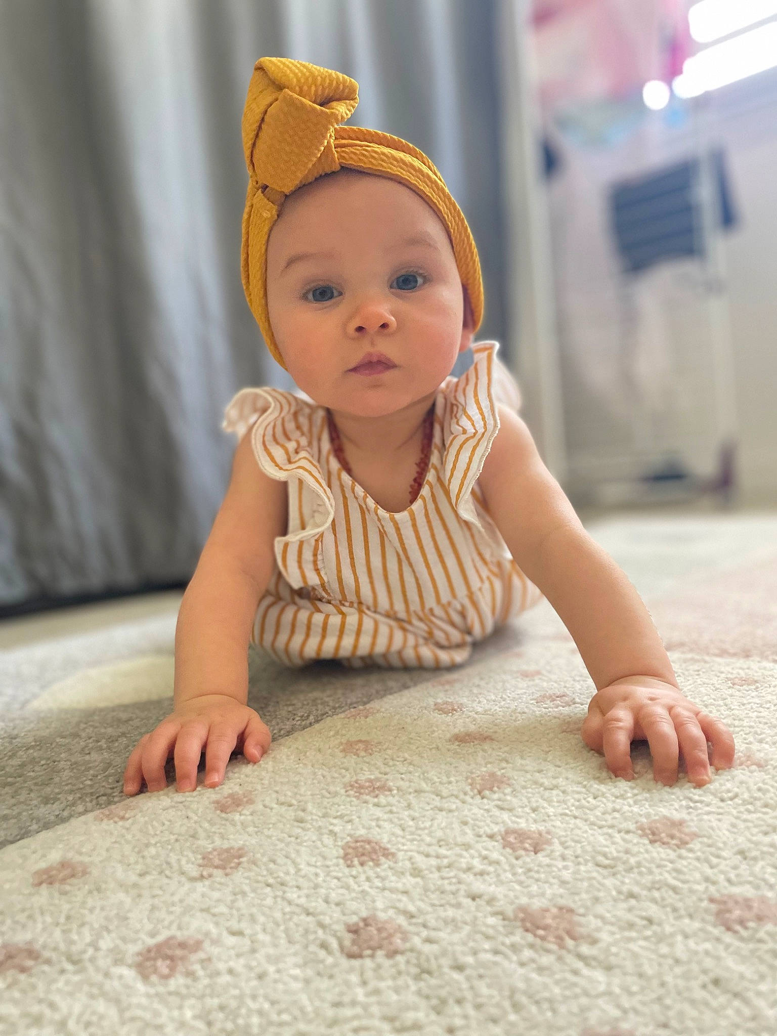 Sïa a rejoint le concours — aidez-le/la à gagner de superbes lots ! baby, baby_toddler_clothing, cheek, child, chin, clothing, crawling, fashion_accessory, floor, flooring, foot, fun, happy, hardwood, headwear, person, sitting, skin, sleeve, surprise