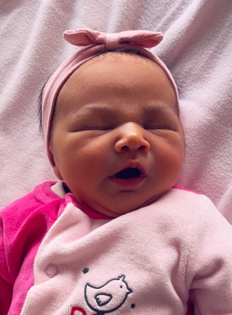 Sïa participe au concours pour gagner de l'argent avec cette photo : baby, cheek, chin, comfort, ear, eye, eyelash, happy, lip, mouth, nose, person, photograph, pink, product, skin, sleeve, smile, textile, toddler