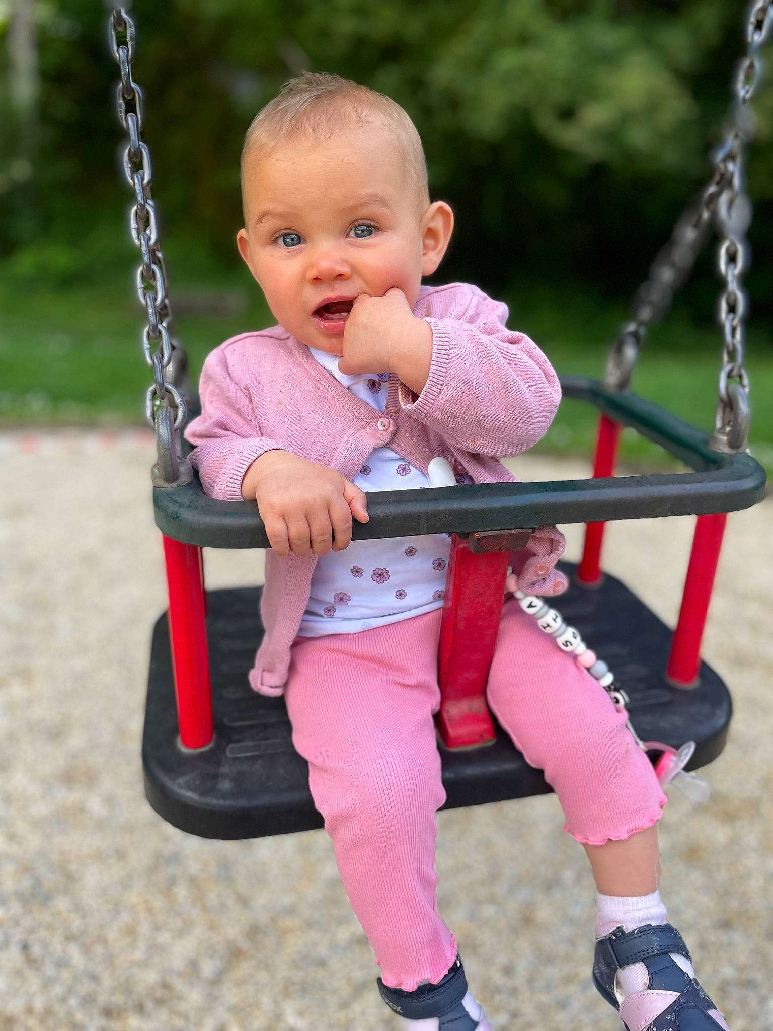 Sïa a rejoint le concours — aidez-le/la à gagner de superbes lots ! baby, baby_toddler_clothing, black, child, city, face, fun, grass, hand, happy, leisure, outdoor_play_equipment, person, pink, playground, recreation, sitting, skin, sleeve, surprise