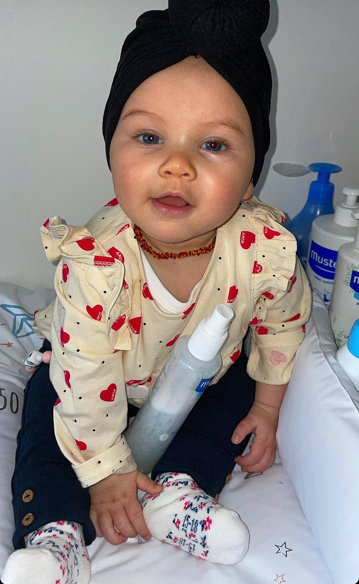 Sïa a rejoint le concours — aidez-le/la à gagner de superbes lots ! arm, baby, baby_toddler_clothing, cap, cheek, child, dress, eye, face, happy, head, headwear, human_body, lip, mouth, nose, person, plastic_bottle, skin, sleeve