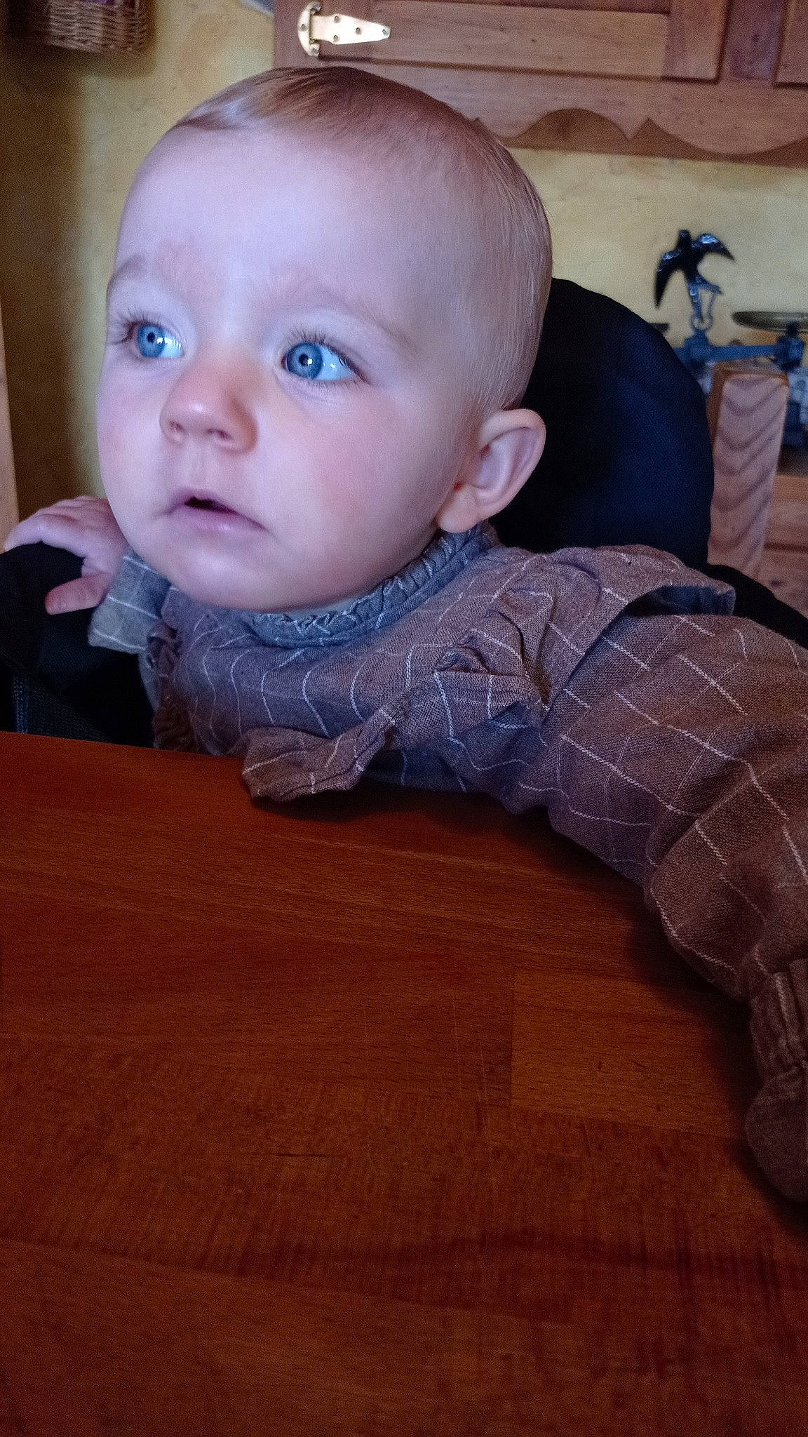 Ambre a rejoint le concours — aidez-le/la à gagner de superbes lots ! baby, baby_toddler_clothing, cheek, chin, comfort, eye, eyebrow, finger, floor, flooring, hardwood, head, iris, mouth, neck, nose, person, skin, sleeve, toddler