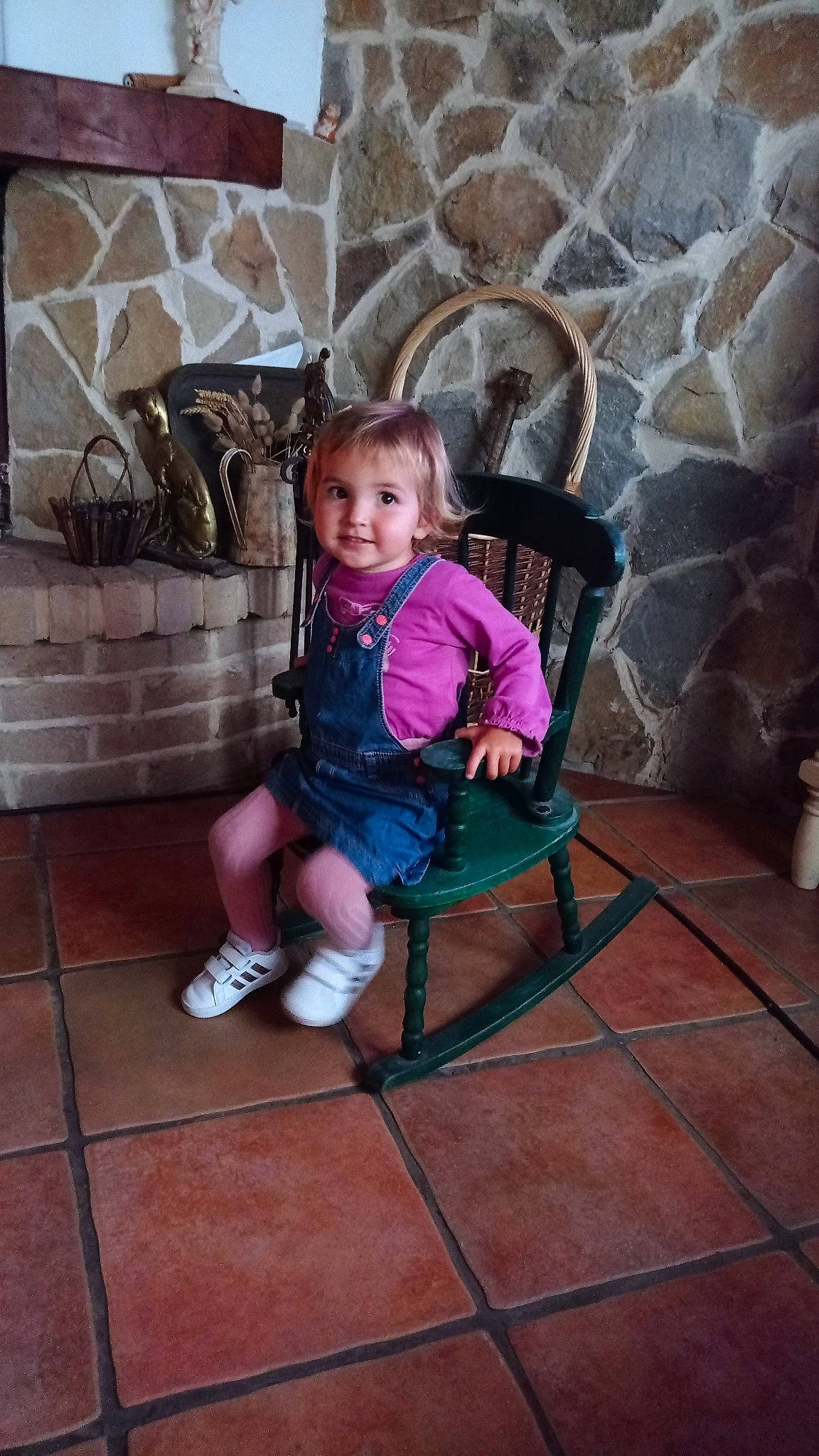 Capucine participe au concours pour gagner de l'argent avec cette photo : baby, baby_toddler_clothing, chair, child, comfort, floor, flooring, fun, hardwood, leisure, magenta, person, pink, purple, room, sandal, sitting, smile, toddler, vacation