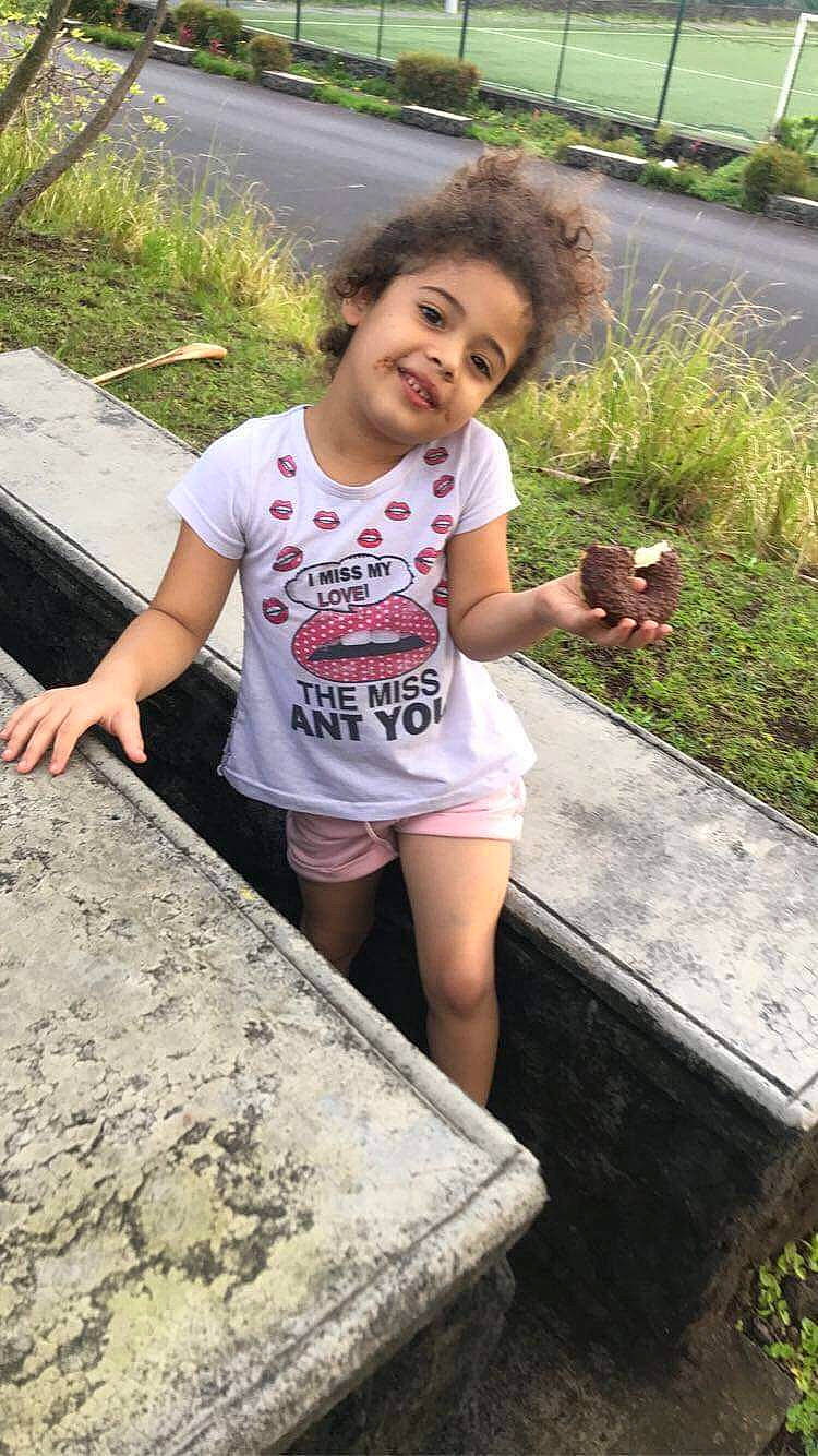 Nelcy a rejoint le concours — aidez-le/la à gagner de superbes lots ! jean_short, joy, mammal, mouth, person, summer