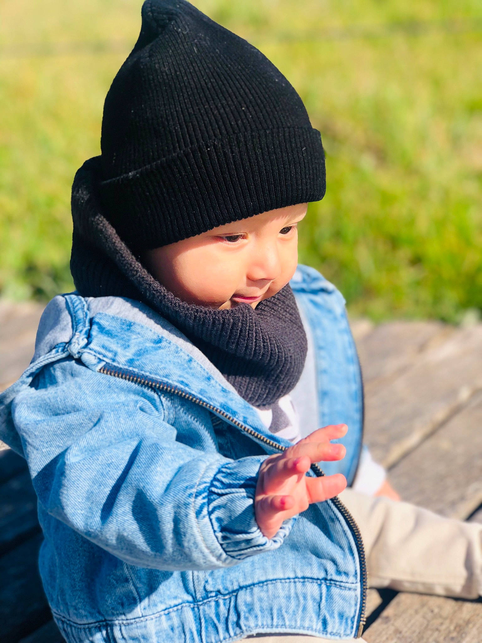 Emir a rejoint le concours — aidez-le/la à gagner de superbes lots ! baby, cap, child, clothing, cool, electric_blue, eye, face, grass, happy, head, headwear, knit_cap, outerwear, pattern, person, skin, toddler, tree, winter