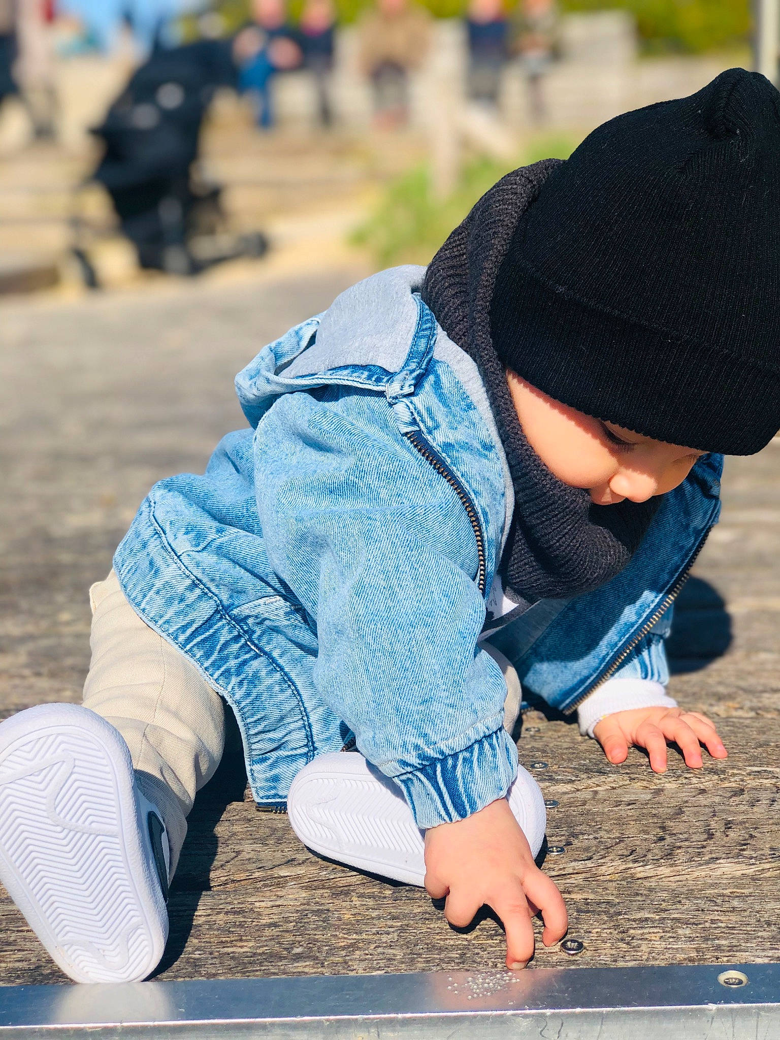 Emir participe au concours pour gagner de l'argent avec cette photo : blue, cap, child, denim, electric_blue, fun, grass, human_leg, joint, landscape, leg, leisure, people_in_nature, person, photograph, play, sand, sitting, toddler, vacation