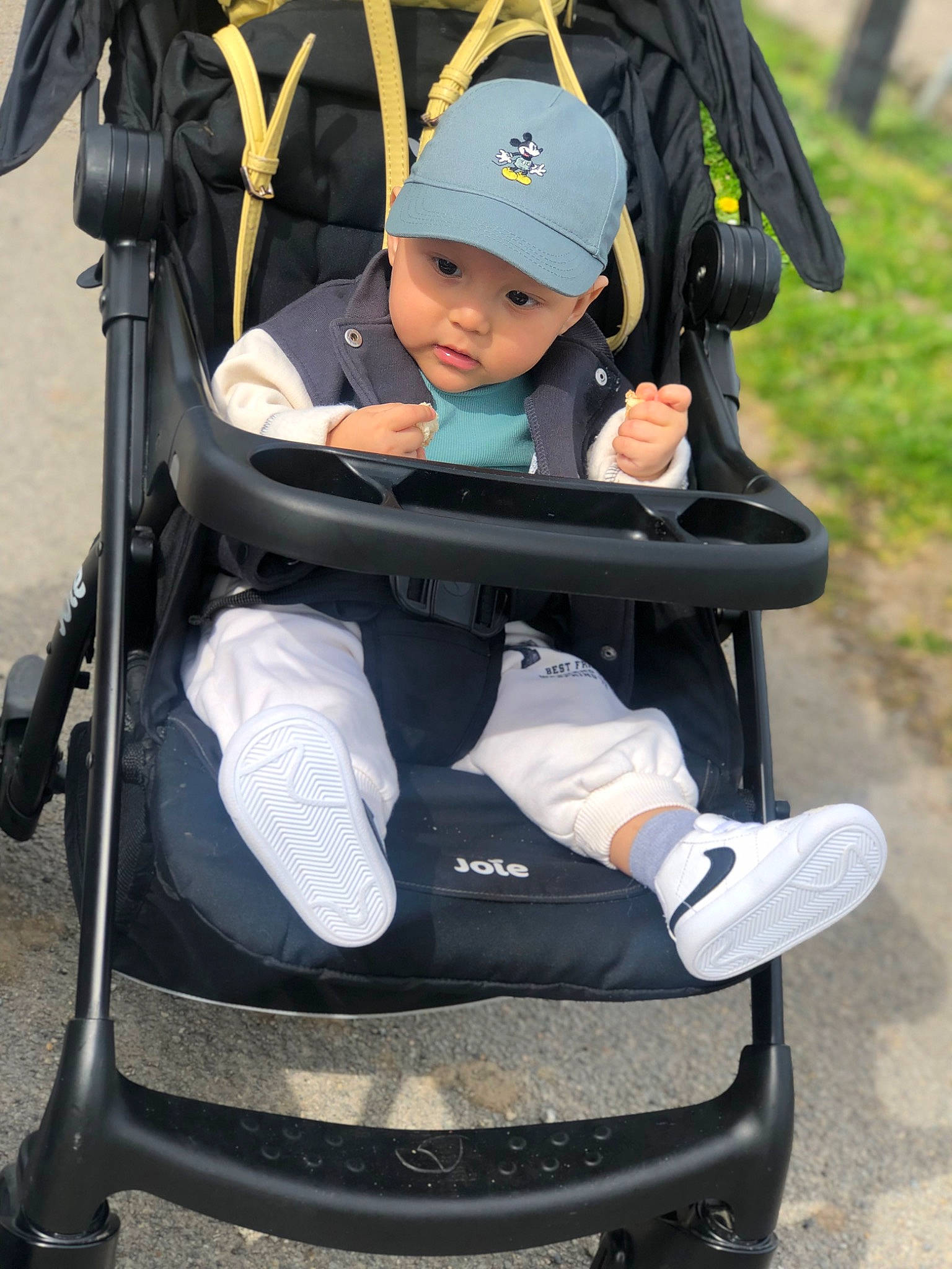 Emir a rejoint le concours — aidez-le/la à gagner de superbes lots ! auto_part, baby, baby_carriage, baby_products, baby_safety, baby_toddler_clothing, black, child, comfort, electric_blue, fun, headwear, lap, person, photograph, product, sitting, snapshot, toddler, travel