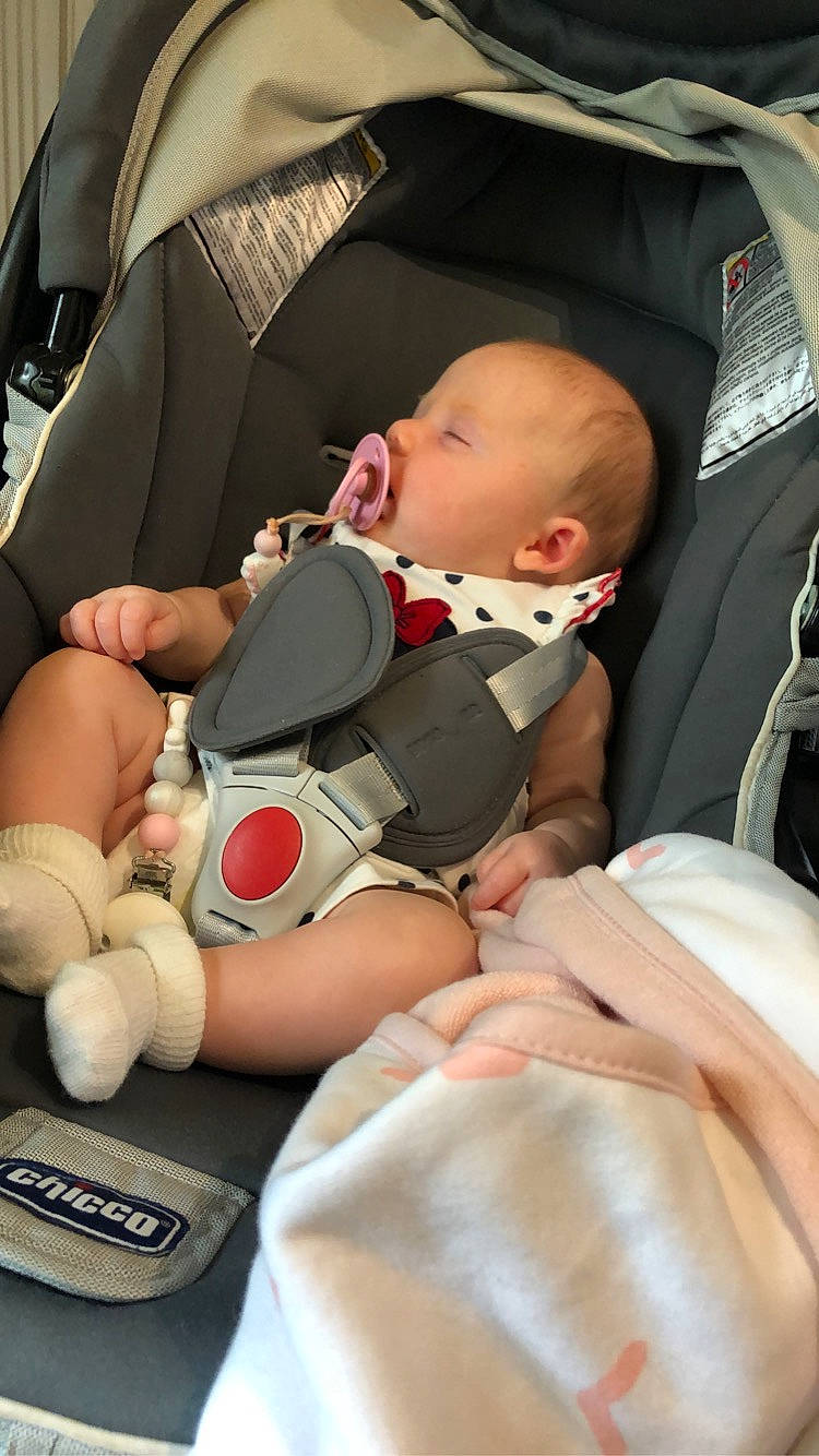 Alexia a rejoint le concours — aidez-le/la à gagner de superbes lots ! auto_part, baby, baby_carriage, baby_in_car_seat, baby_products, baby_safety, baby_toddler_clothing, car_seat, carmine, child, comfort, finger, hand, health_care, nail, person, service, sitting, skin, thumb