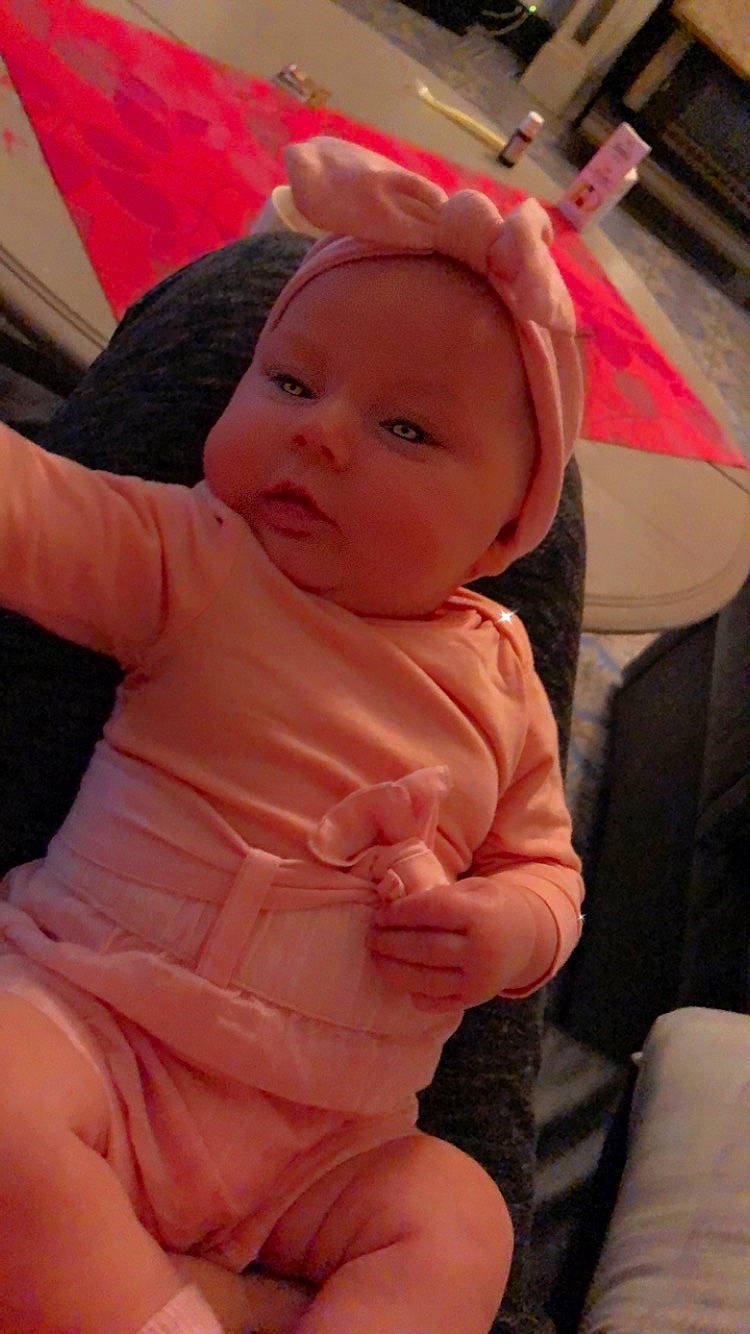 Alexia participe au concours pour gagner de l'argent avec cette photo : baby, baby_toddler_clothing, cap, cheek, chin, comfort, finger, fun, gesture, hat, headwear, lip, mouth, nail, nose, person, pink, skin, thigh, thumb