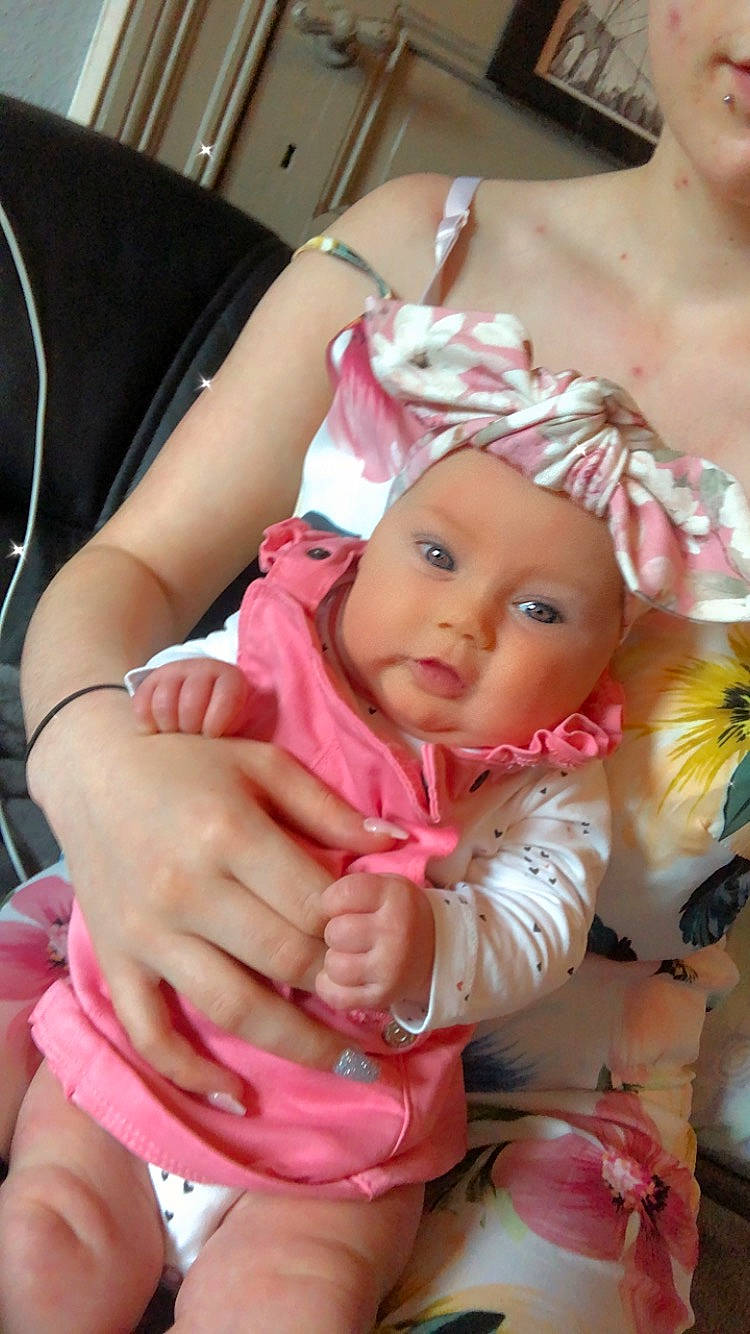 Alexia a rejoint le concours — aidez-le/la à gagner de superbes lots ! arm, baby, baby_products, baby_toddler_clothing, cheek, child, comfort, dress, event, eye, eyelash, fun, happy, headgear, headwear, iris, nose, person, petal, pink