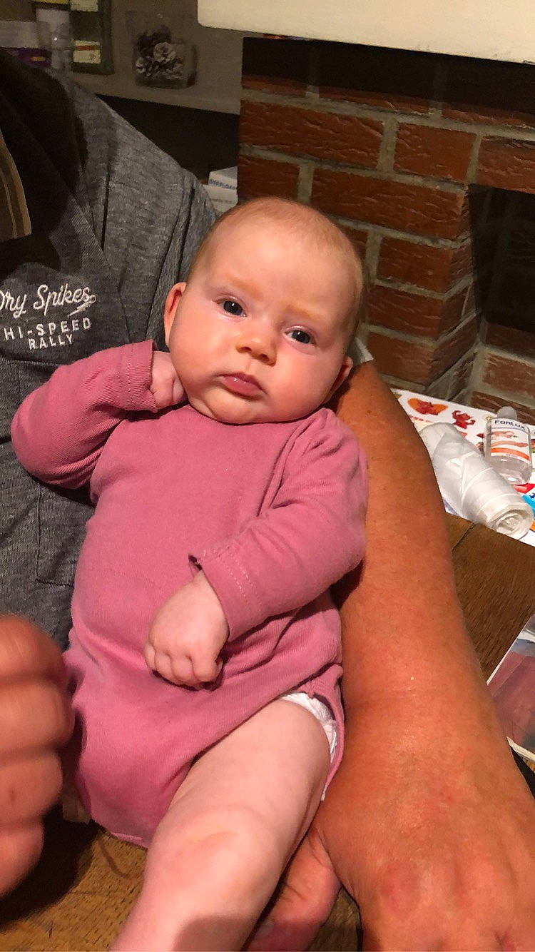 Alexia a rejoint le concours — aidez-le/la à gagner de superbes lots ! baby, baby_toddler_clothing, cheek, child, chin, comfort, finger, gesture, hand, knee, lap, mouth, muscle, nail, person, pink, skin, stomach, thigh, thumb