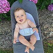 Alexis participe au concours pour gagner de l'argent avec cette photo : baby, smiling, blue_eyes, babybjorn, chair, outdoor, flower, hydrangea, green_leaves, grass, pebble, nature, happy, infant, bare_chest, bracelet, summer, sunlight, cute, portrait