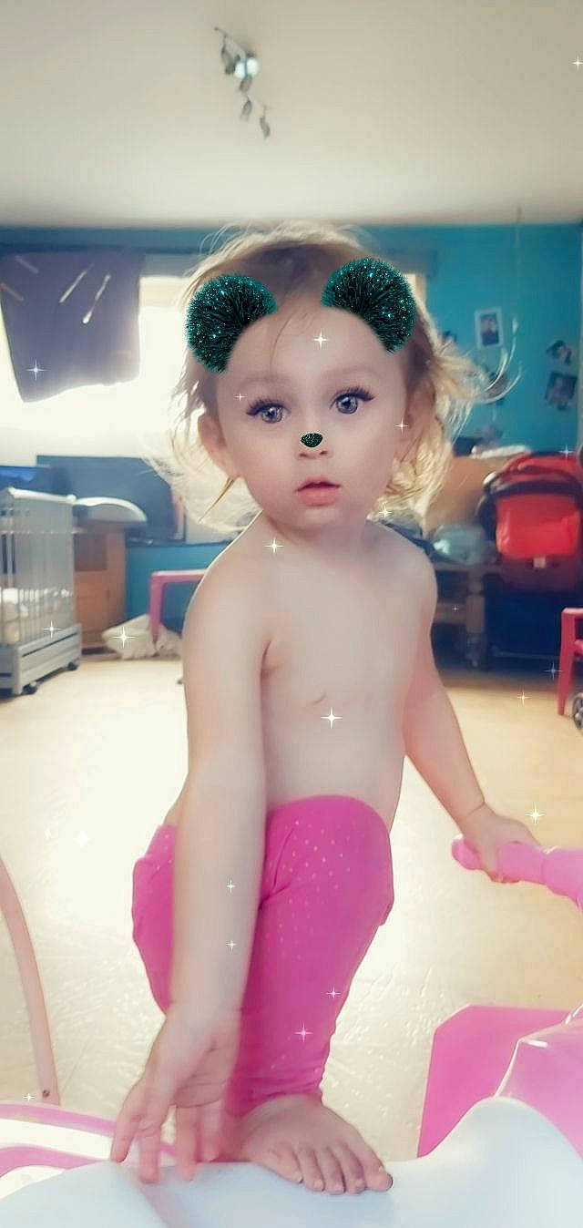 Helena a rejoint le concours — aidez-le/la à gagner de superbes lots ! bathing, beauty, black_hair, cheek, chest, child, fun, person, pink, skin, toddler, trunk