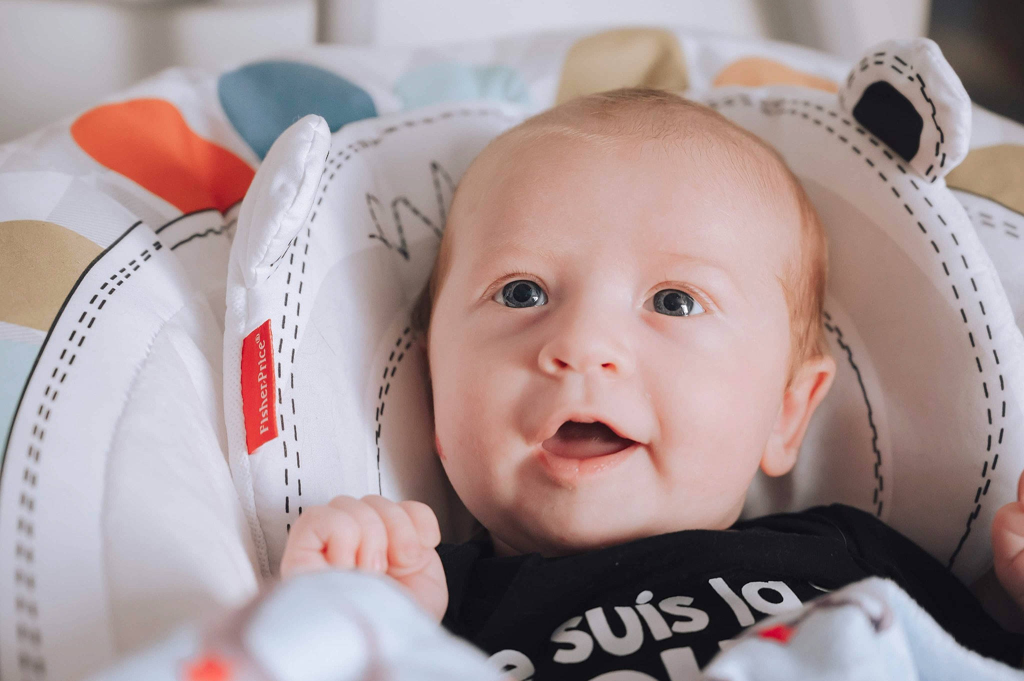 Jack a rejoint le concours — aidez-le/la à gagner de superbes lots ! baby, baby_products, baby_toddler_clothing, cheek, child, comfort, eye, facial_expression, finger, fun, happy, iris, mouth, person, photograph, product, skin, smile, textile, toddler