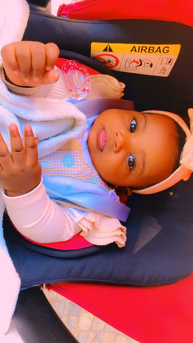 Melkany participe au concours pour gagner de l'argent avec cette photo : abdomen, child, comfort, finger, foot, fun, gesture, hand, human_body, human_leg, joint, mouth, muscle, nail, orange, person, skin, thigh, thumb, toy