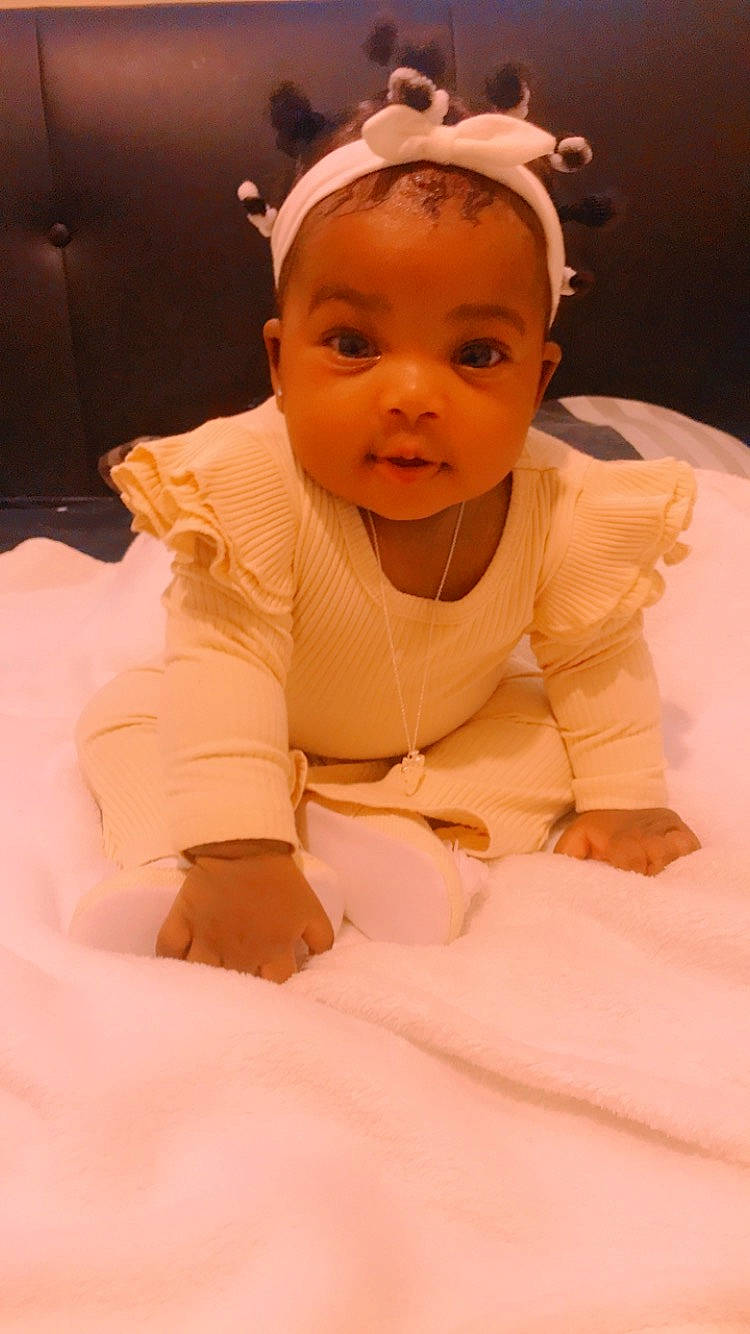 Melkany participe au concours pour gagner de l'argent avec cette photo : baby, baby_toddler_clothing, cheek, comfort, eye, eyebrow, eyelash, finger, happy, headgear, headpiece, human_body, lip, mouth, nose, person, pink, skin, sleeve, thumb