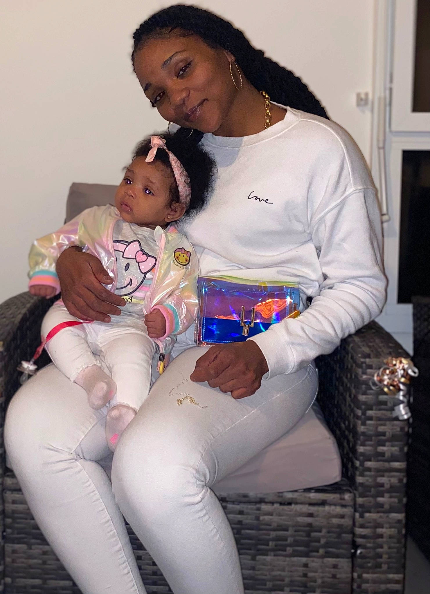 Sohraya a rejoint le concours — aidez-le/la à gagner de superbes lots ! abdomen, arm, baby, comfort, event, face, fashion_design, fun, hairstyle, happy, human_leg, joint, joy, knee, person, shoulder, skin, smile, standing, thigh