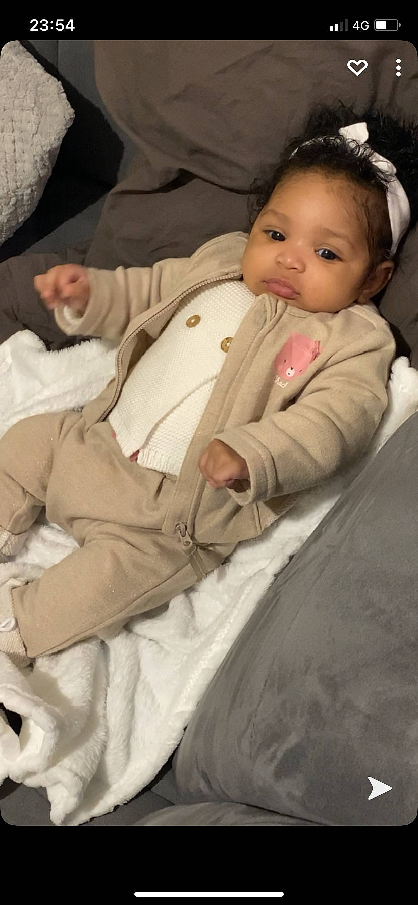 Sohraya a rejoint le concours — aidez-le/la à gagner de superbes lots ! baby, baby_toddler_clothing, cheek, child, chin, comfort, eye, face, flash_photography, gesture, hair, head, human_body, linens, lip, nose, person, skin, sleeve, toddler