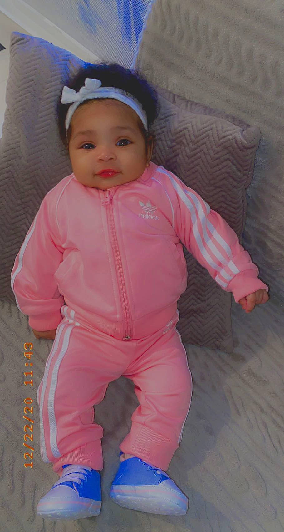 Sohraya participe au concours pour gagner de l'argent avec cette photo : baby, baby_products, baby_toddler_clothing, cap, cheek, child, comfort, eye, face, head, headgear, headwear, linens, lip, nose, person, personal_protective_equipment, pink, skin, sleeve