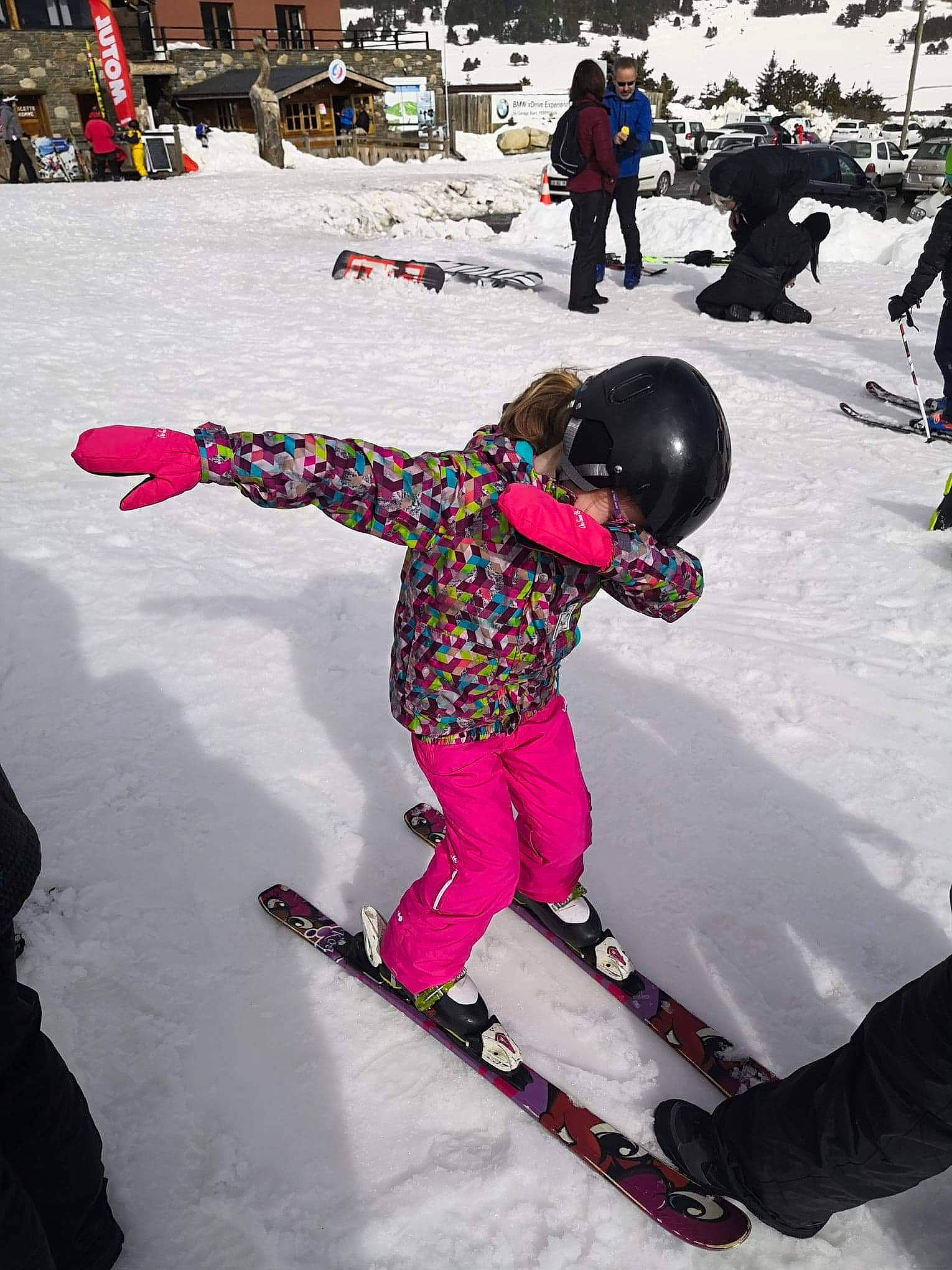 Anna participe au concours pour gagner de l'argent avec cette photo : boardsport, child, footwear, fun, helmet, individual_sports, leisure, person, personal_protective_equipment, pink, playing_in_the_snow, recreation, ski, ski_equipment, snow, snowboard, snowboarding, sports, sports_equipment, under_exposed