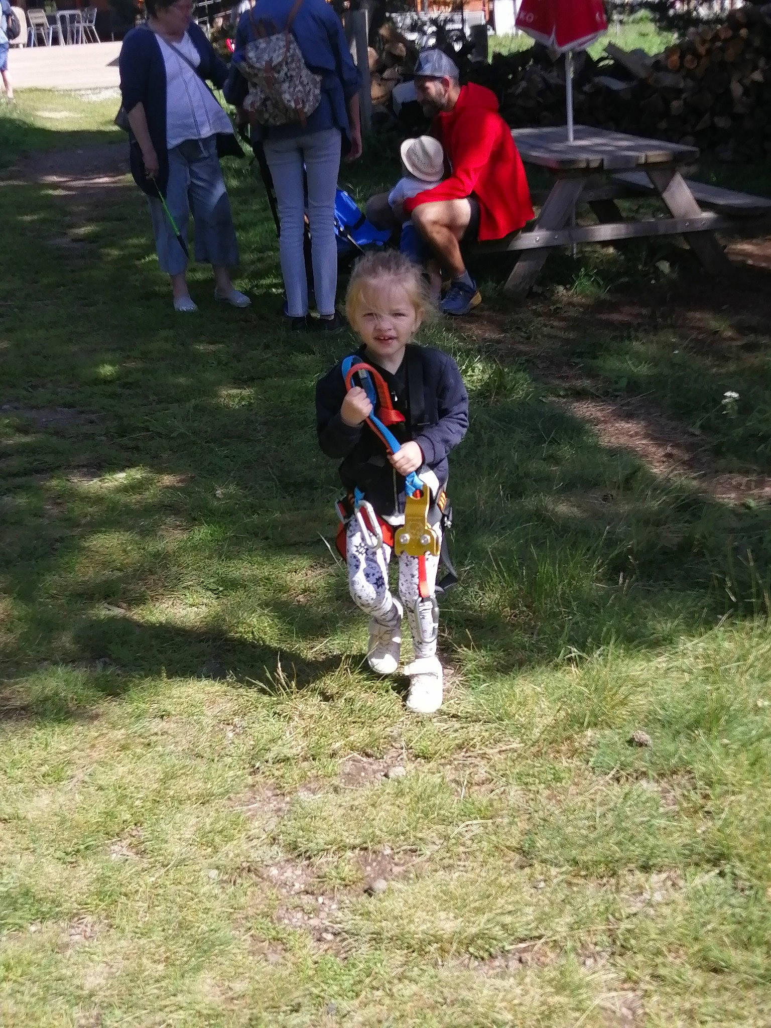 Joy a rejoint le concours — aidez-le/la à gagner de superbes lots ! child, fun, grass, lawn, person, plant, play, recreation, style, tree, under_exposed