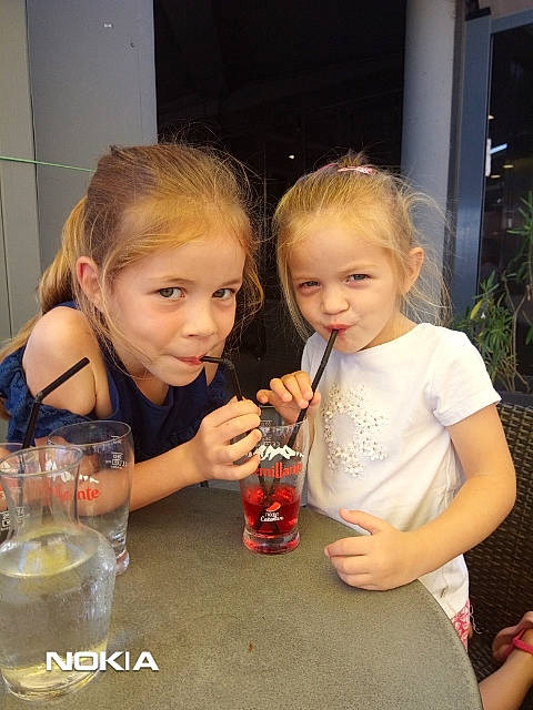 Joy a rejoint le concours — aidez-le/la à gagner de superbes lots ! child, drink, drinking, fun, person, sibling, toddler, vacation