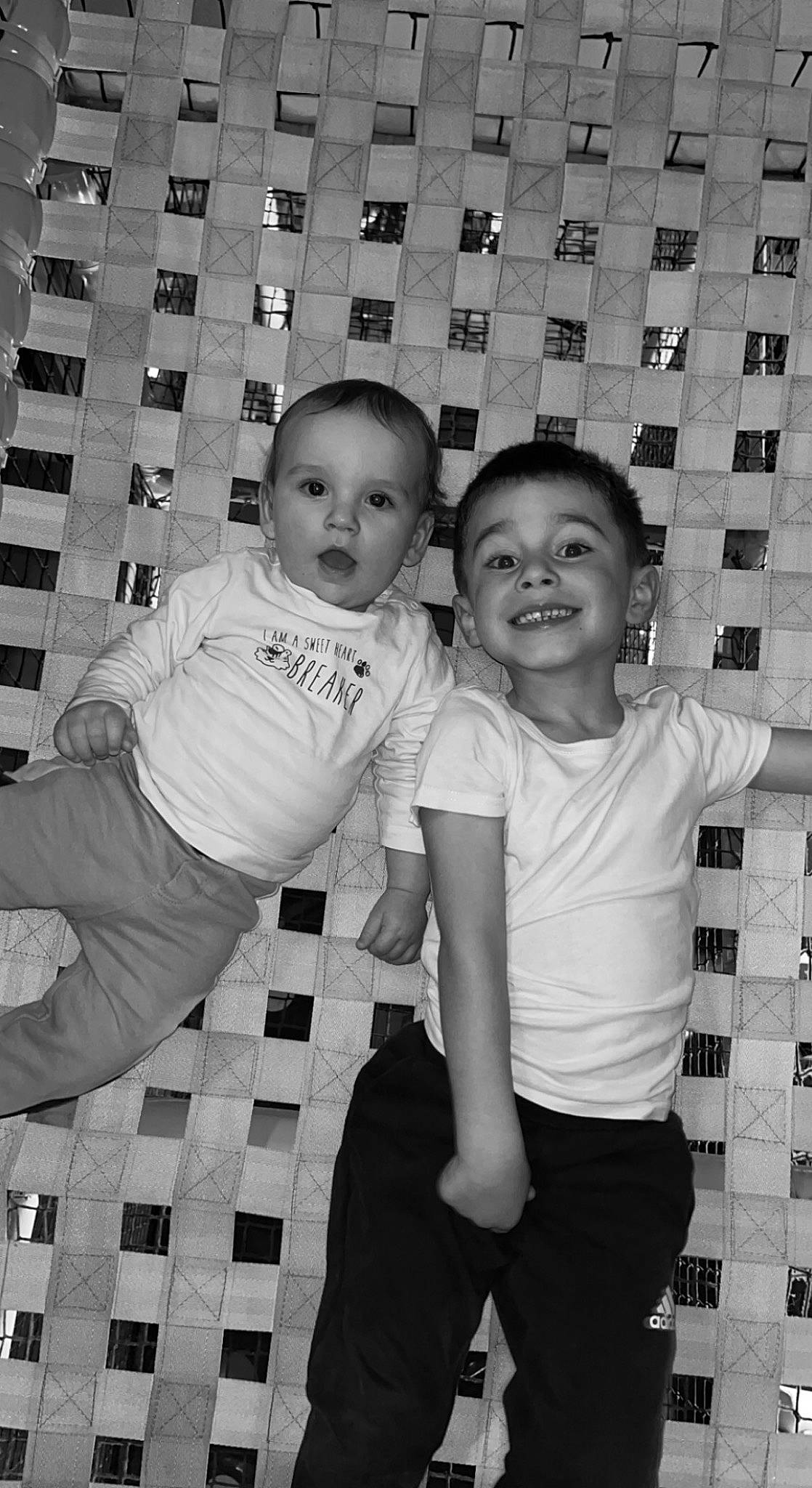 Alessio a rejoint le concours — aidez-le/la à gagner de superbes lots ! black, black_and_white, child, cool, eye, facial_expression, fun, gesture, hairstyle, happy, human, human_body, joy, monochrome_photography, person, product, smile, standing, style, surprise