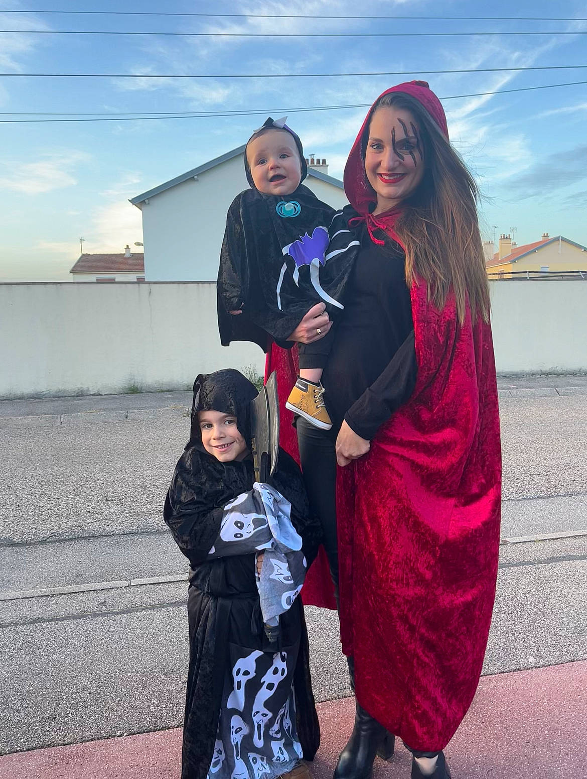 Juan a rejoint le concours — aidez-le/la à gagner de superbes lots ! cloud, costume, electric_blue, event, fashion_design, formal_wear, friendship, fun, happy, headwear, joy, landscape, leisure, magenta, person, purple, sky, smile, toddler, tourism