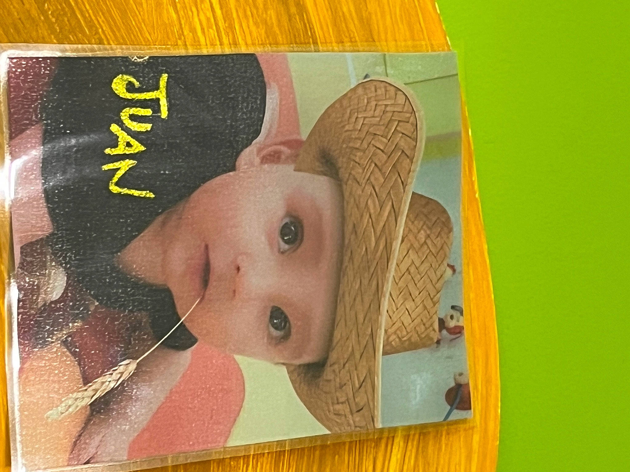 Juan a rejoint le concours — aidez-le/la à gagner de superbes lots ! art, baby, cheek, circle, eyebrow, eyelash, font, headwear, linens, paper, paper_product, pattern, person, publication, rectangle, room, toddler, visual_arts, wood