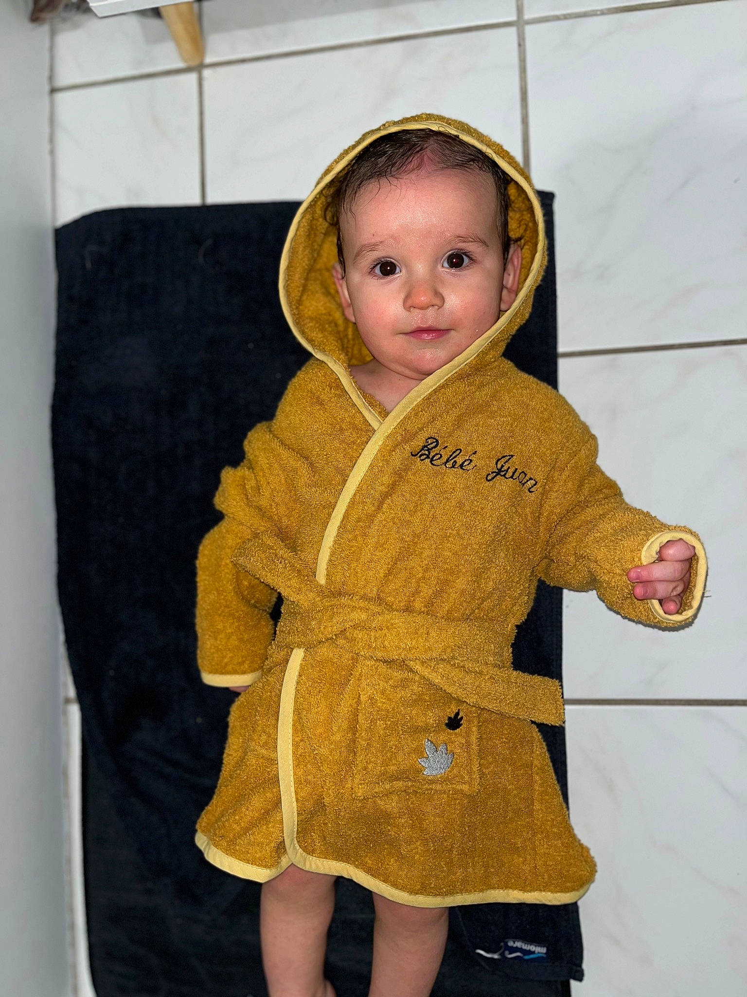 Juan participe au concours pour gagner de l'argent avec cette photo : baby, baby_products, baby_toddler_clothing, cheek, child, collar, costume, fashion_accessory, fur, hood, hoodie, linens, long_sleeved_t_shirt, outerwear, pattern, person, sitting, sleeve, smile, t_shirt