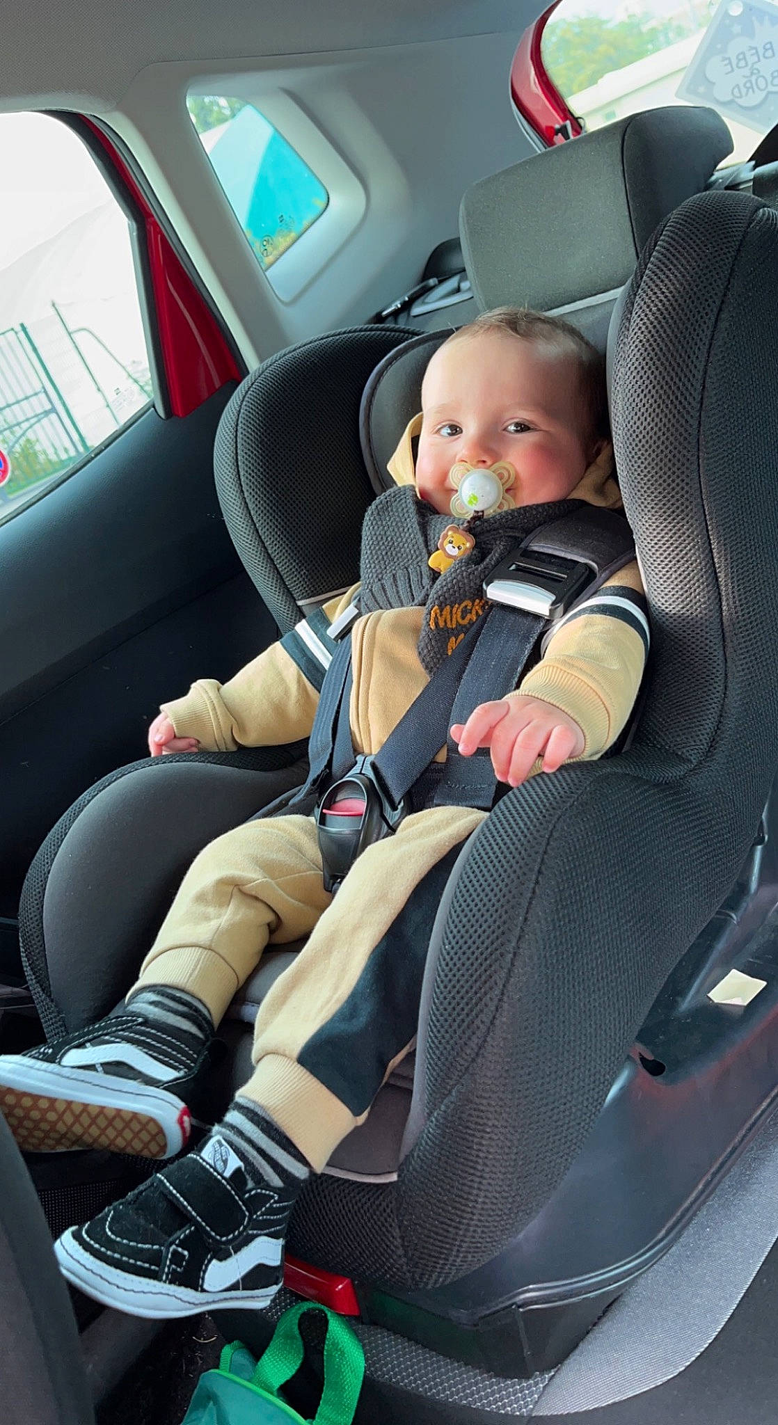 Juan a rejoint le concours — aidez-le/la à gagner de superbes lots ! auto_part, automotive_design, baby, baby_in_car_seat, car, car_seat, car_seat_cover, child, comfort, family_car, head_restraint, mode_of_transport, motor_vehicle, person, seat_belt, steering_part, toddler, vehicle, vehicle_door, white