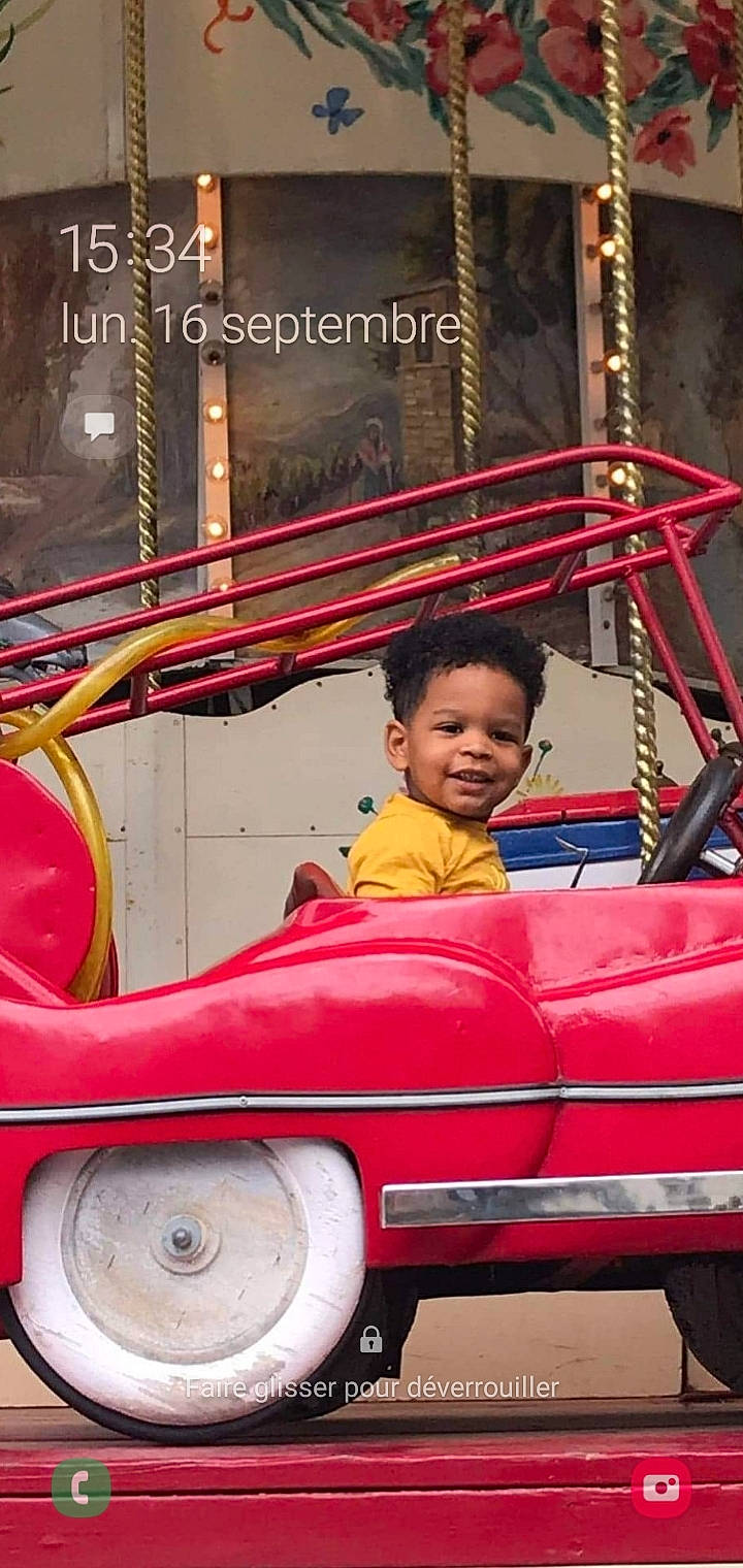 Lukas participe au concours pour gagner de l'argent avec cette photo : amusement_park, amusement_ride, car, classic, fun, person, smile, vehicle