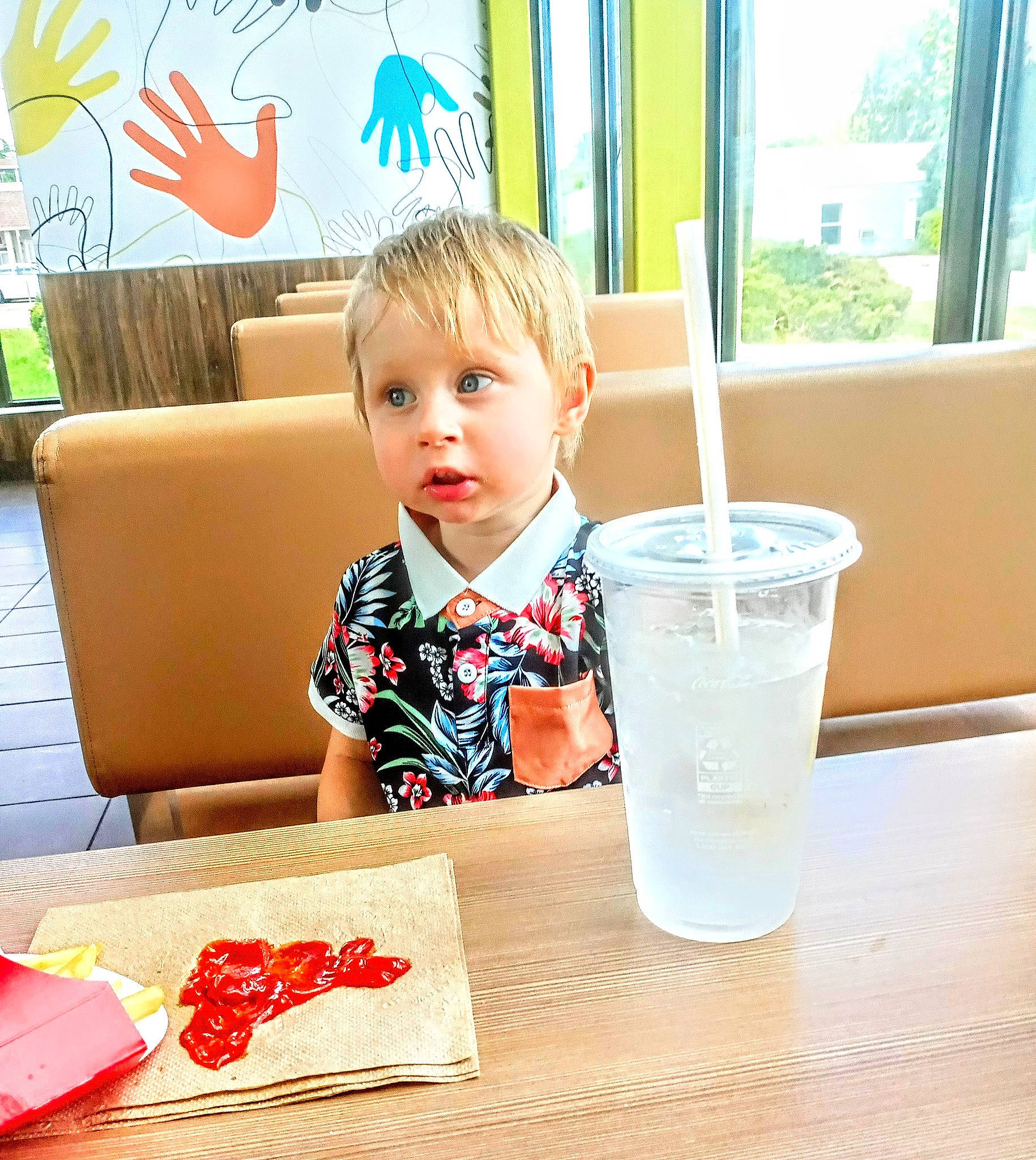 Felix is registered to the contest to win money with this photo: carmine, chair, child, desk, drink, drinking, drinking_straw, drinkware, fun, glass, leisure, non_alcoholic_beverage, person, plant, sharing, sitting, soft_drink, surprise, table, tableware