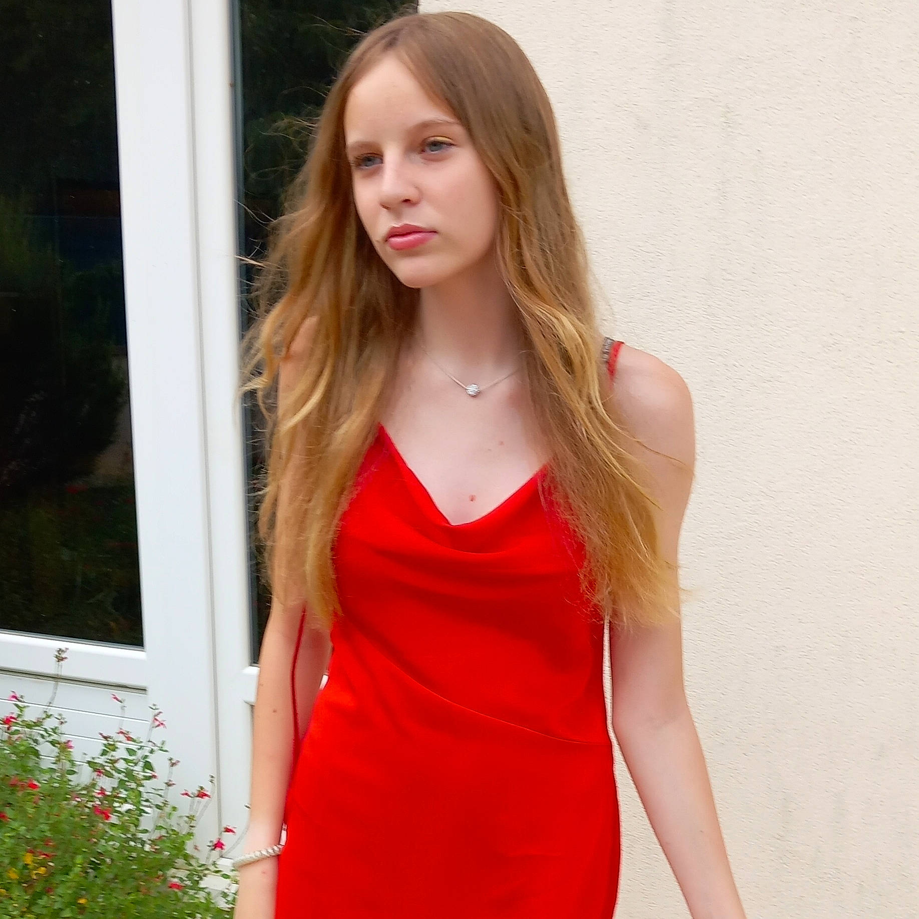 Clara participe au concours pour gagner de l'argent avec cette photo : blazer, day_dress, dress, eyelash, fashion_design, fashion_model, hair, jewellery, lip, lipstick, neck, necklace, one_piece_garment, person, plant, shoulder, sleeve, sleeveless_shirt, thigh, waist