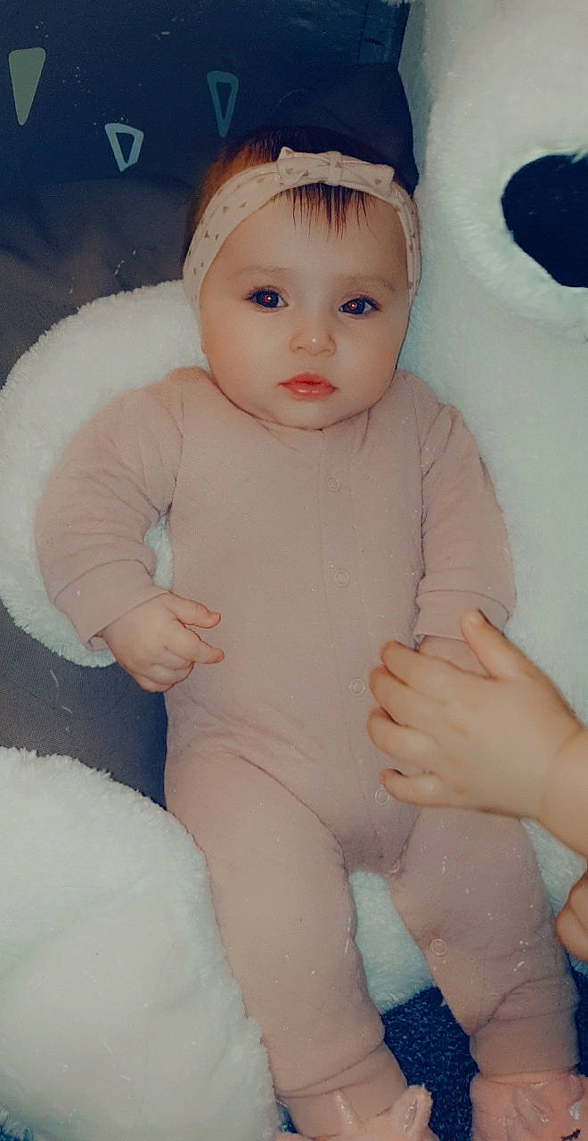 Noëly a rejoint le concours — aidez-le/la à gagner de superbes lots ! baby, baby_toddler_clothing, cheek, chin, eye, eyebrow, finger, flash_photography, hand, happy, headgear, iris, lip, neck, nose, person, pink, skin, sleeve, stomach