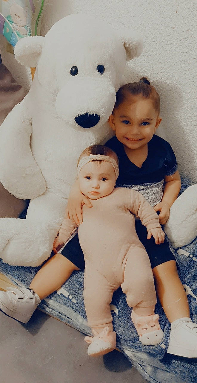 Noëly a rejoint le concours — aidez-le/la à gagner de superbes lots ! baby, baby_toddler_clothing, blue, comfort, facial_expression, gesture, happy, head, interaction, joy, organ, person, photograph, pink, product, skin, sleeve, smile, textile, toy