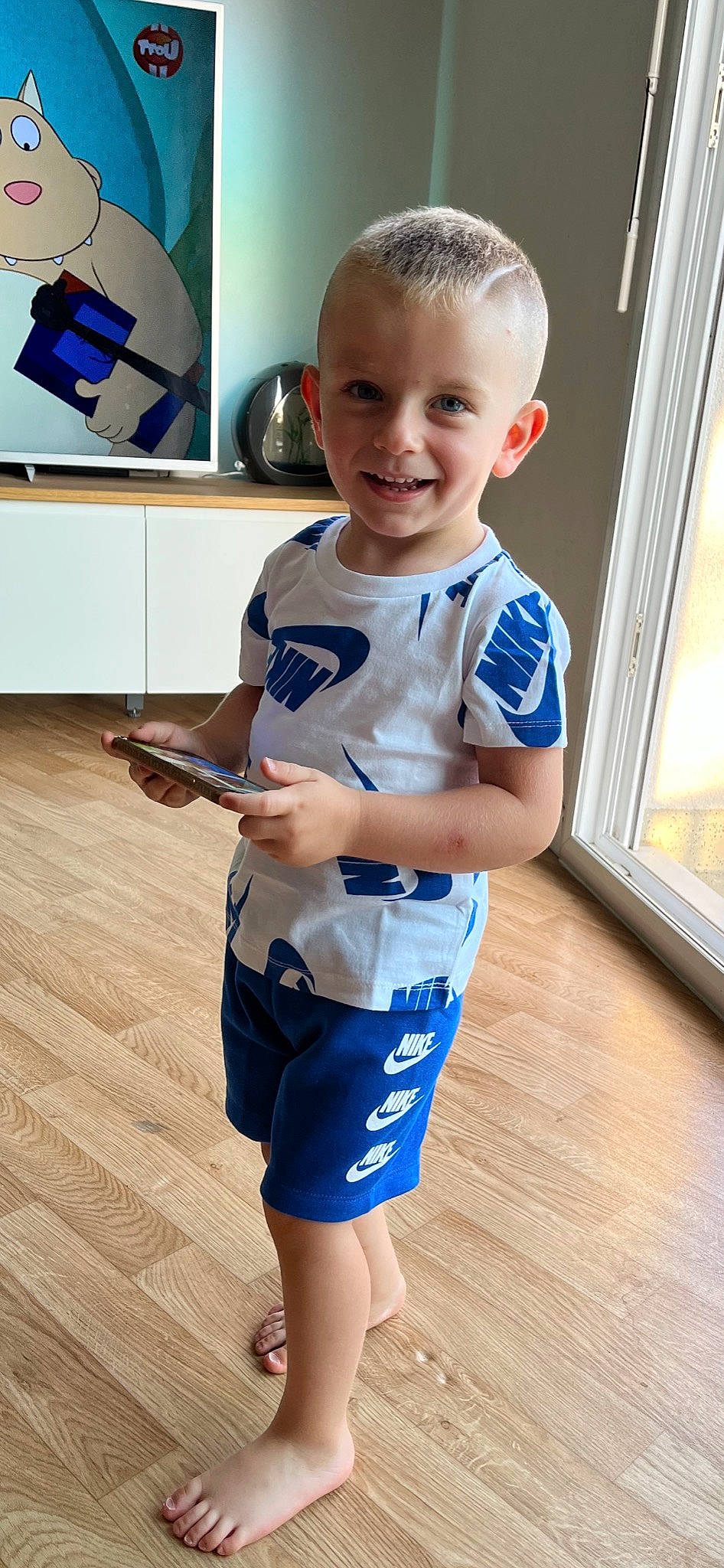 Këlyo participe au concours pour gagner de l'argent avec cette photo : active_shorts, baby_toddler_clothing, blue, child, finger, fun, hairstyle, happy, head, joint, joy, knee, neck, person, shoulder, skin, sleeve, smile, sportswear, t_shirt