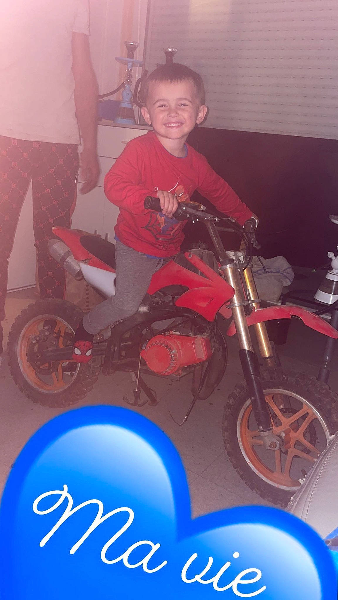 Djulian participe au concours pour gagner de l'argent avec cette photo : arm, automotive_design, automotive_lighting, automotive_tire, automotive_wheel_system, bicycle_accessory, blue, fender, joy, light, mode_of_transport, motor_vehicle, motorcycle, organ, person, red, rim, smile, spoke, tire