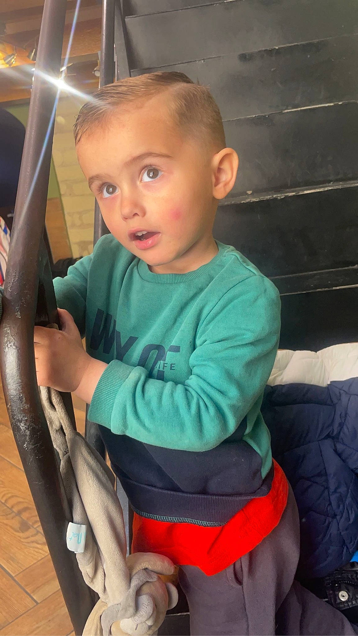 Djulian a rejoint le concours — aidez-le/la à gagner de superbes lots ! auto_part, automotive_exterior, car_seat, chair, chin, cool, eye, facial_expression, fun, hair, head, knee, leisure, motor_vehicle, person, seat_belt, shoulder, skin, standing, surprise