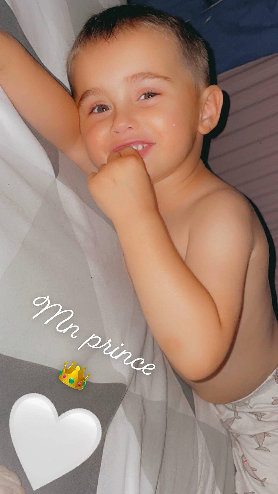 Djulian participe au concours pour gagner de l'argent avec cette photo : arm, cheek, eyebrow, eyelash, flash_photography, forehead, hair, hairstyle, hand, happy, human, joint, lip, muscle, neck, nose, organ, person, shoulder, skin