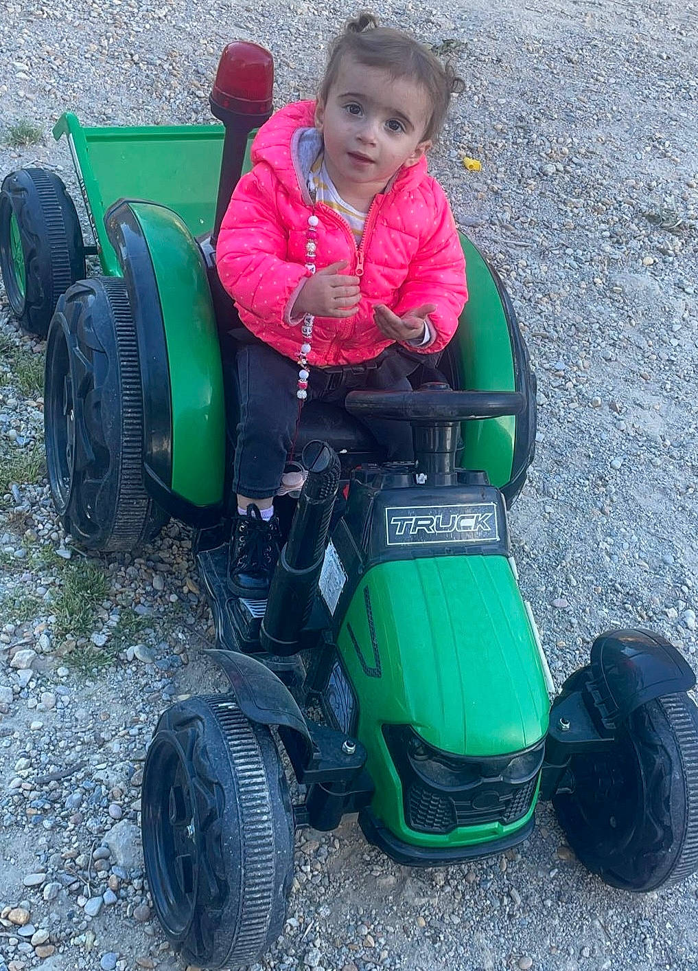 Catalia participe au concours pour gagner de l'argent avec cette photo : automotive_tire, automotive_wheel_system, fender, grass, lawn, lawn_mower, machine, mode_of_transport, motor_vehicle, mower, outdoor_power_equipment, person, riding_mower, rolling, synthetic_rubber, tire, toddler, tractor, tread, vehicle