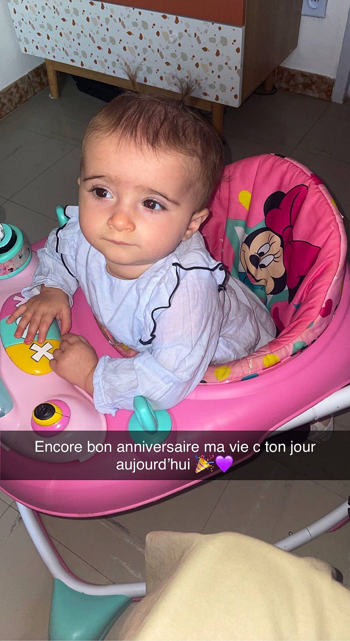 Catalia participe au concours pour gagner de l'argent avec cette photo : baby, baby_carriage, baby_products, baby_toddler_clothing, baby_toys, cheek, child, comfort, facial_expression, fun, hand, happy, mouth, person, photo_caption, pink, play, room, sharing, sitting