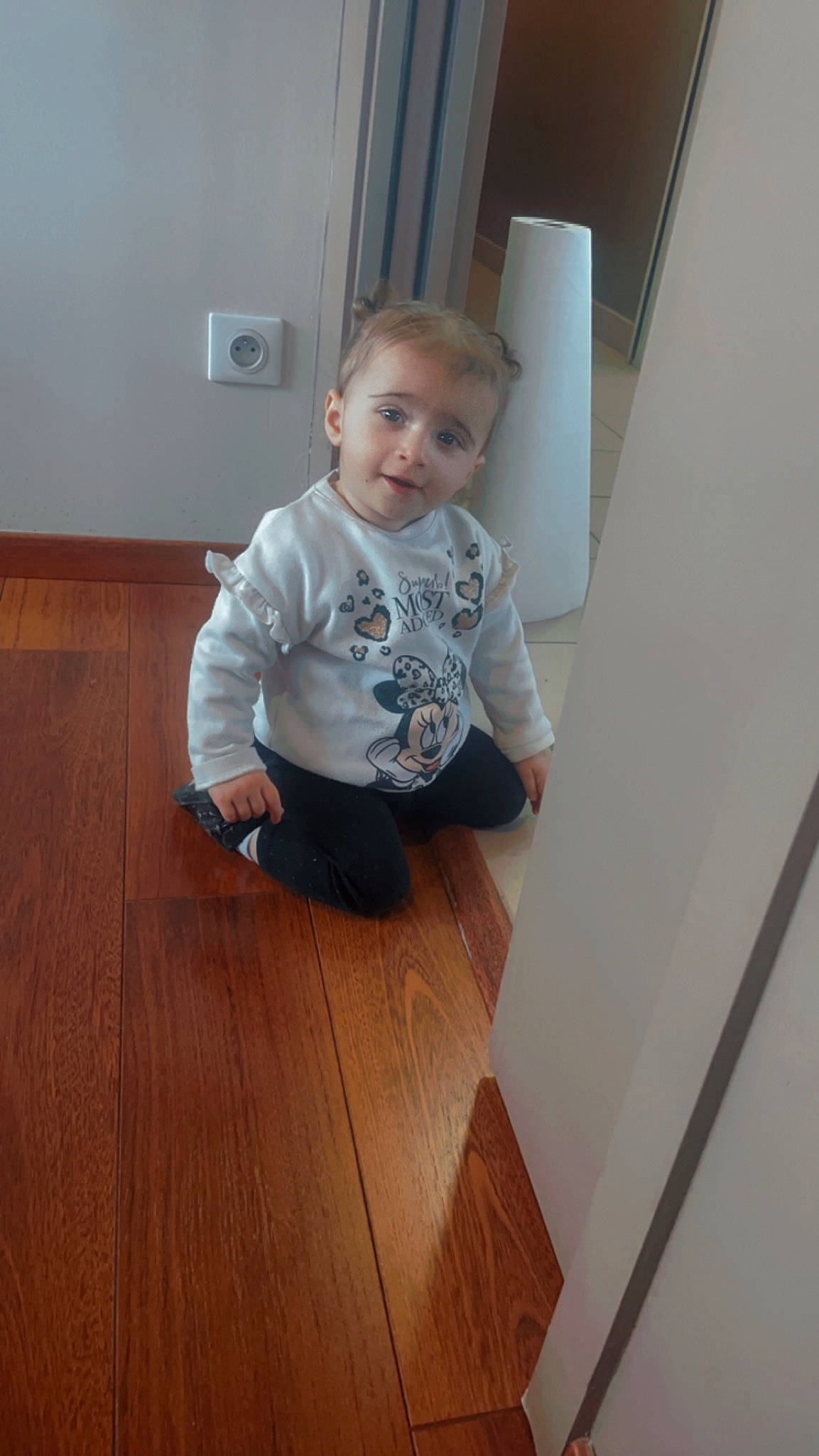 Catalia participe au concours pour gagner de l'argent avec cette photo : baby_toddler_clothing, child, comfort, composite_material, floor, flooring, hardwood, laminate_flooring, pattern, person, plank, plywood, room, sitting, sleeve, t_shirt, toddler, varnish, wood, wood_flooring