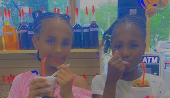 Makiyah is registered to the contest to win money with this photo: academic_institution, child, education, event, finger, food, fun, gesture, happy, kindergarten, leisure, party_supply, person, play, room, sharing, snapshot, t_shirt, tableware, thumb