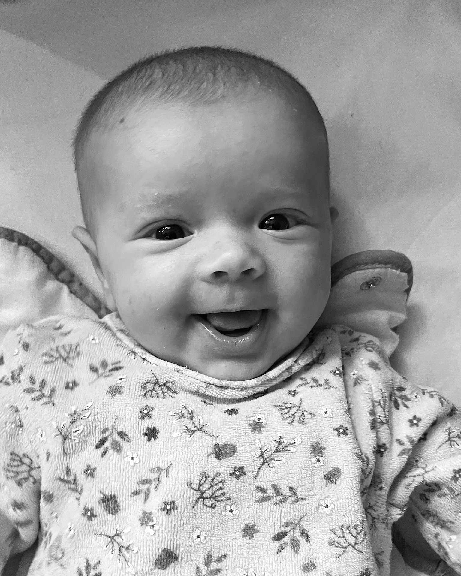 Marie participe au concours pour gagner de l'argent avec cette photo : baby, smiling, face, infant, clothing, pattern, happy, portrait, cute, child, apparel, expression, young, closeup, person, sleeve, texture, eyes, mouth, skin