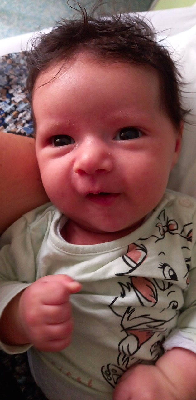 Aroussia participe au concours pour gagner de l'argent avec cette photo : baby, baby_toddler_clothing, cheek, ear, eye, eyebrow, eyelash, finger, forehead, gesture, hand, happy, iris, lip, mouth, neck, nose, person, skin, sleeve