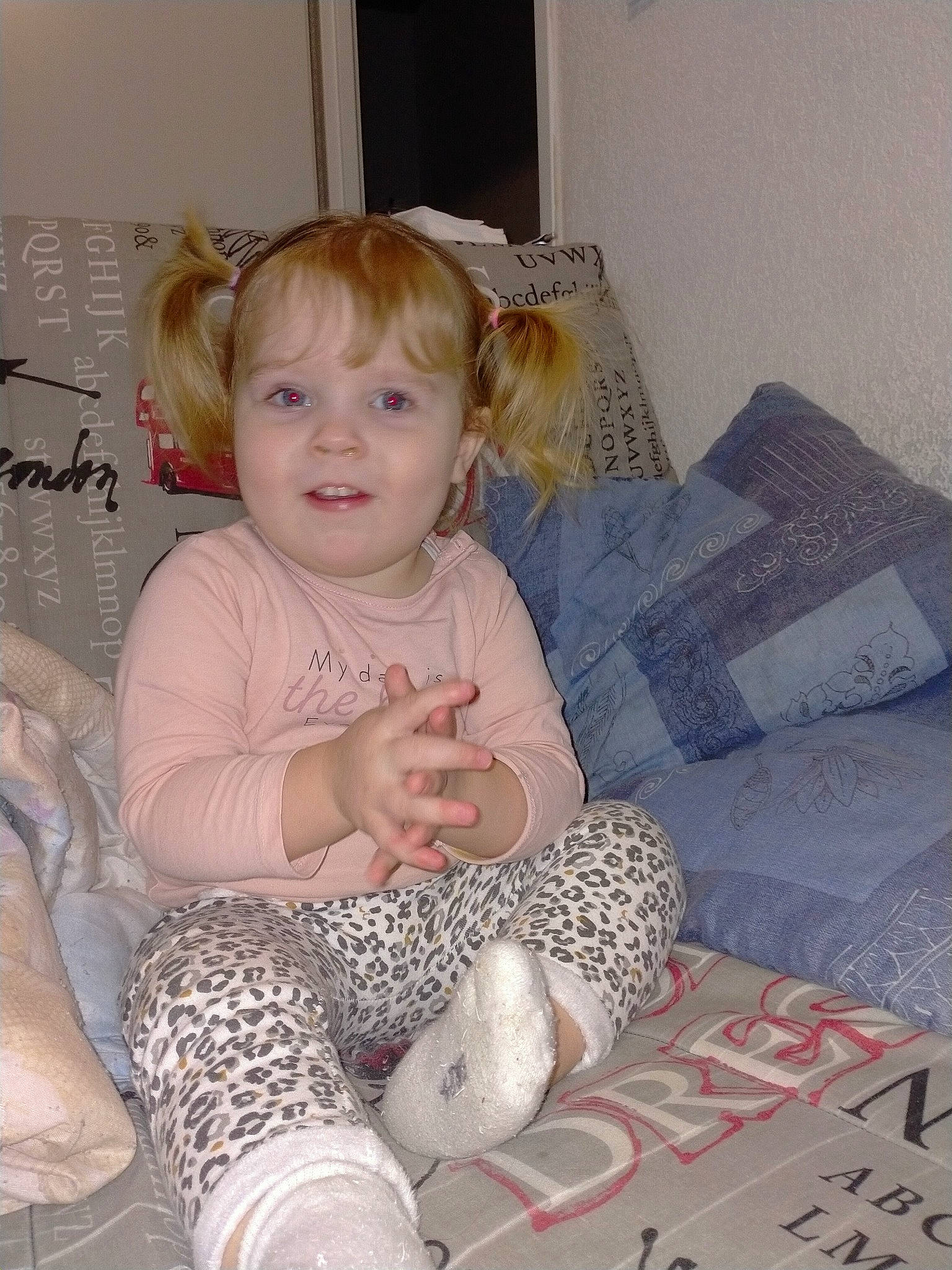 Océane a rejoint le concours — aidez-le/la à gagner de superbes lots ! baby, baby_toddler_clothing, cheek, comfort, couch, eye, face, facial_expression, flooring, hair, hairstyle, head, iris, lap, mammal, person, skin, sleeve, smile, textile