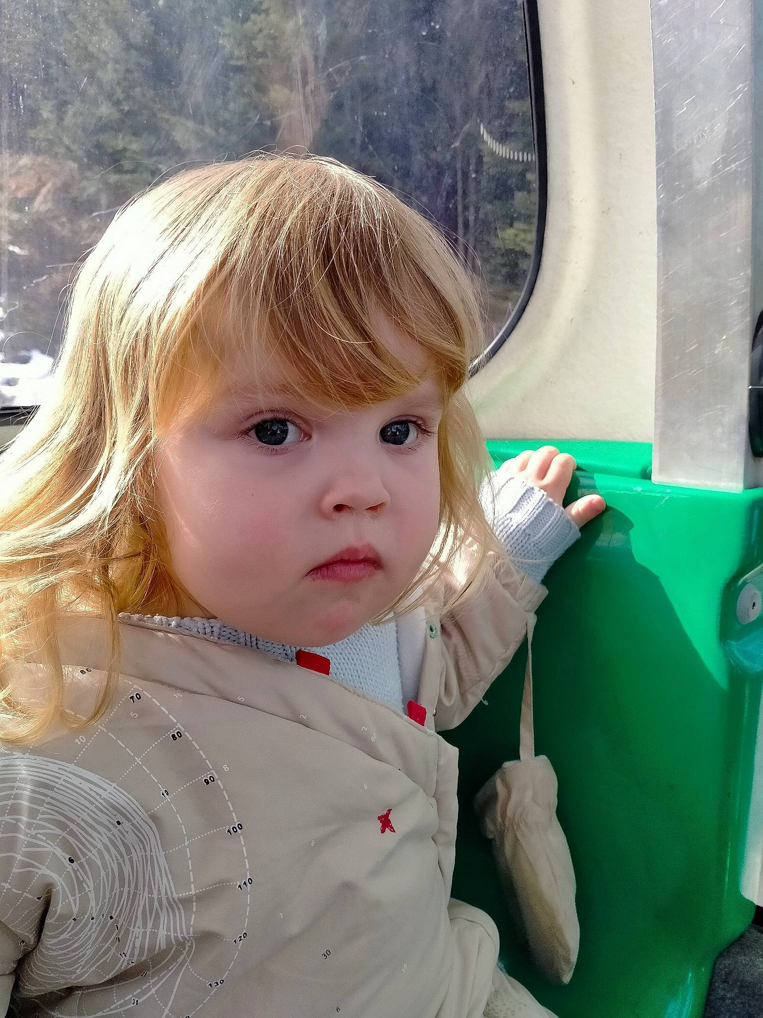 Océane participe au concours pour gagner de l'argent avec cette photo : baby_toddler_clothing, bangs, blond, cheek, child, eye, fun, gas, grass, hairstyle, happy, human, iris, lip, mammal, nose, people, person, skin, sleeve